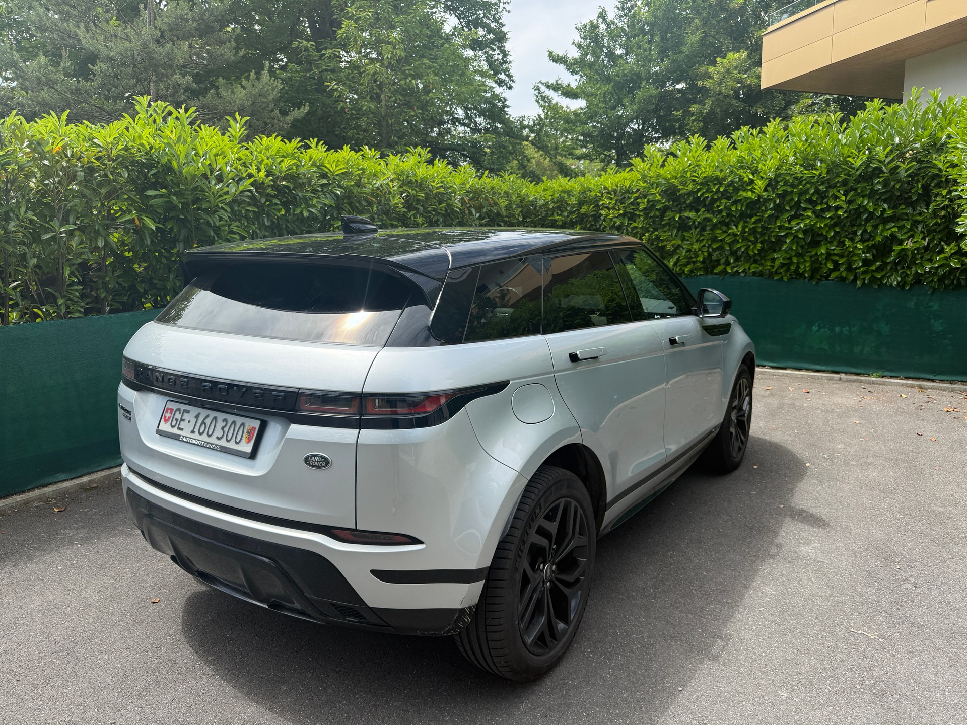 LAND ROVER 2.0 T 300 R-Dynamic HSE-image-4