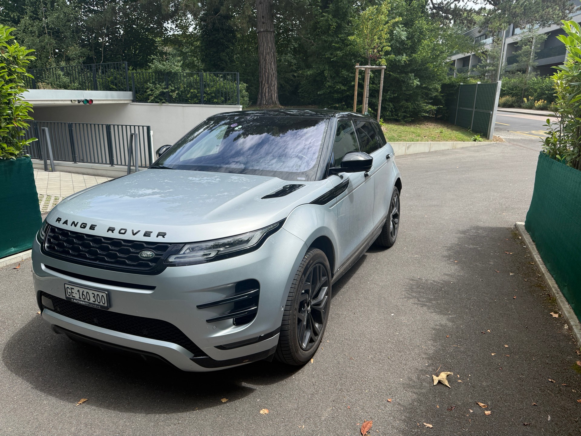 LAND ROVER 2.0 T 300 R-Dynamic HSE-image-2