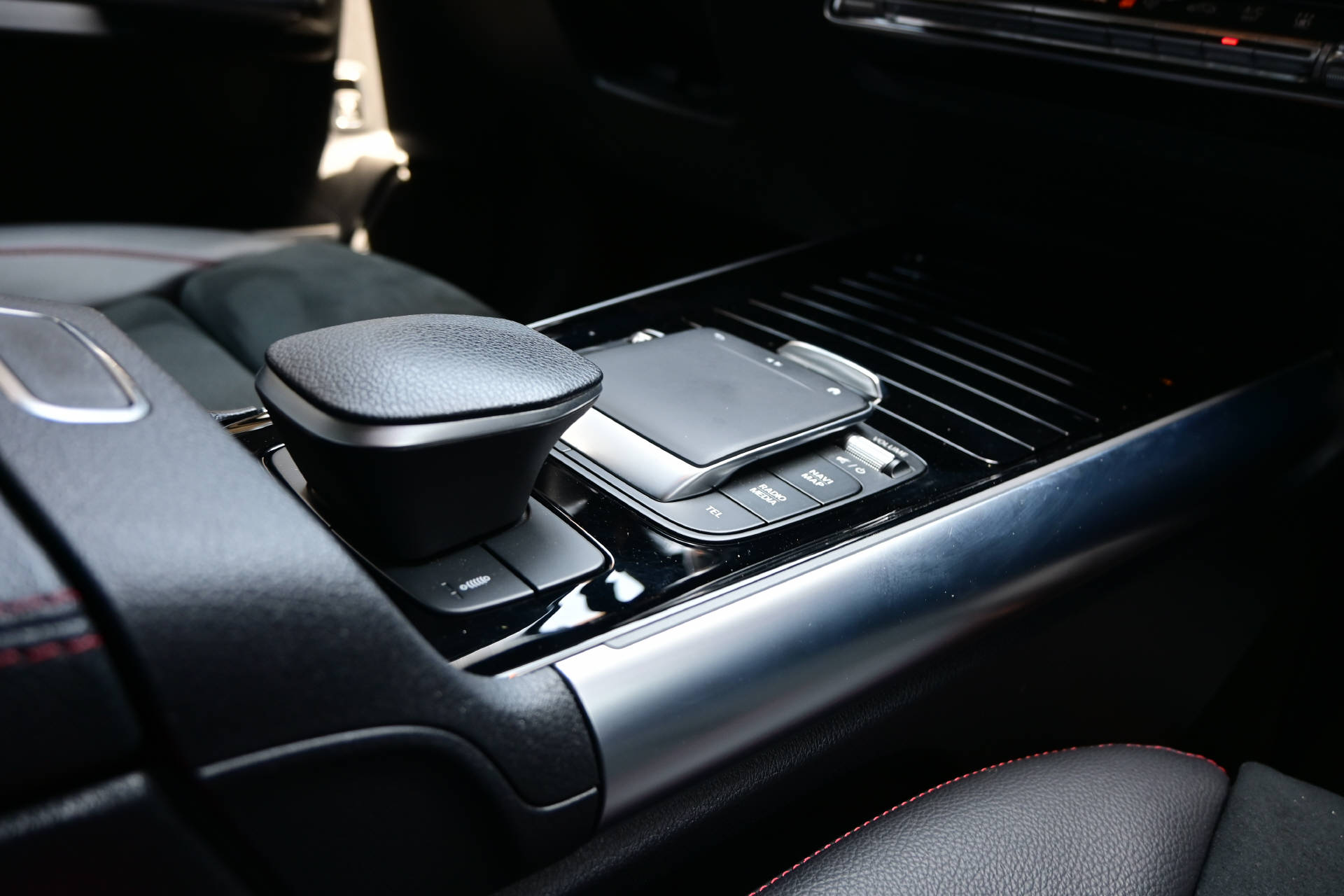 MERCEDES-BENZ GLA 35 AMG 4matic *CH-Auto*Carbon Interieur*-image-13