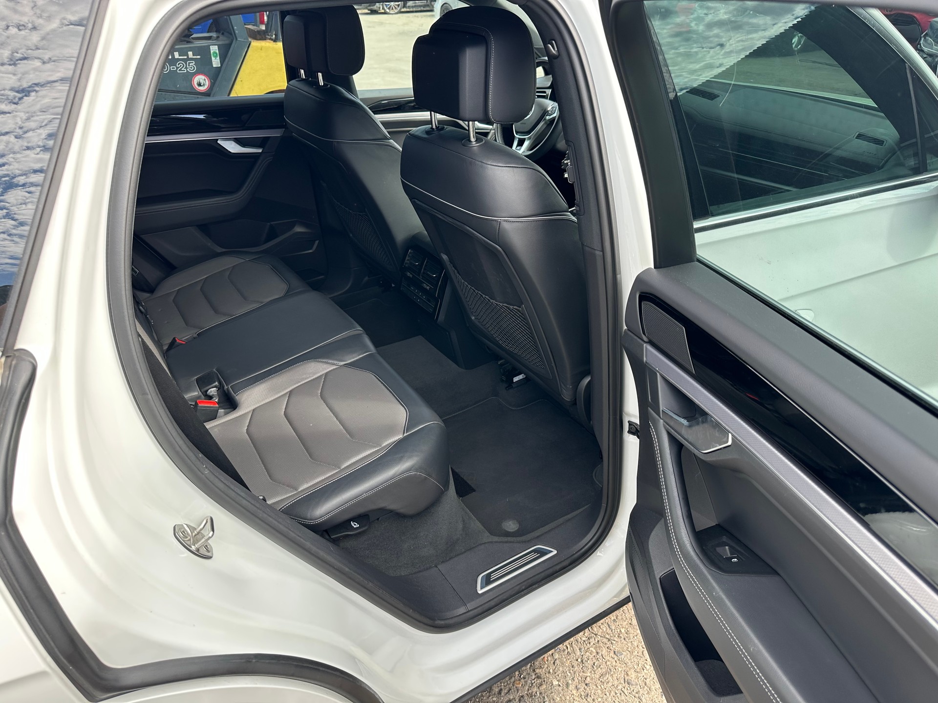 VW Touareg 3.0 TDI R Line Tiptronic-image-11