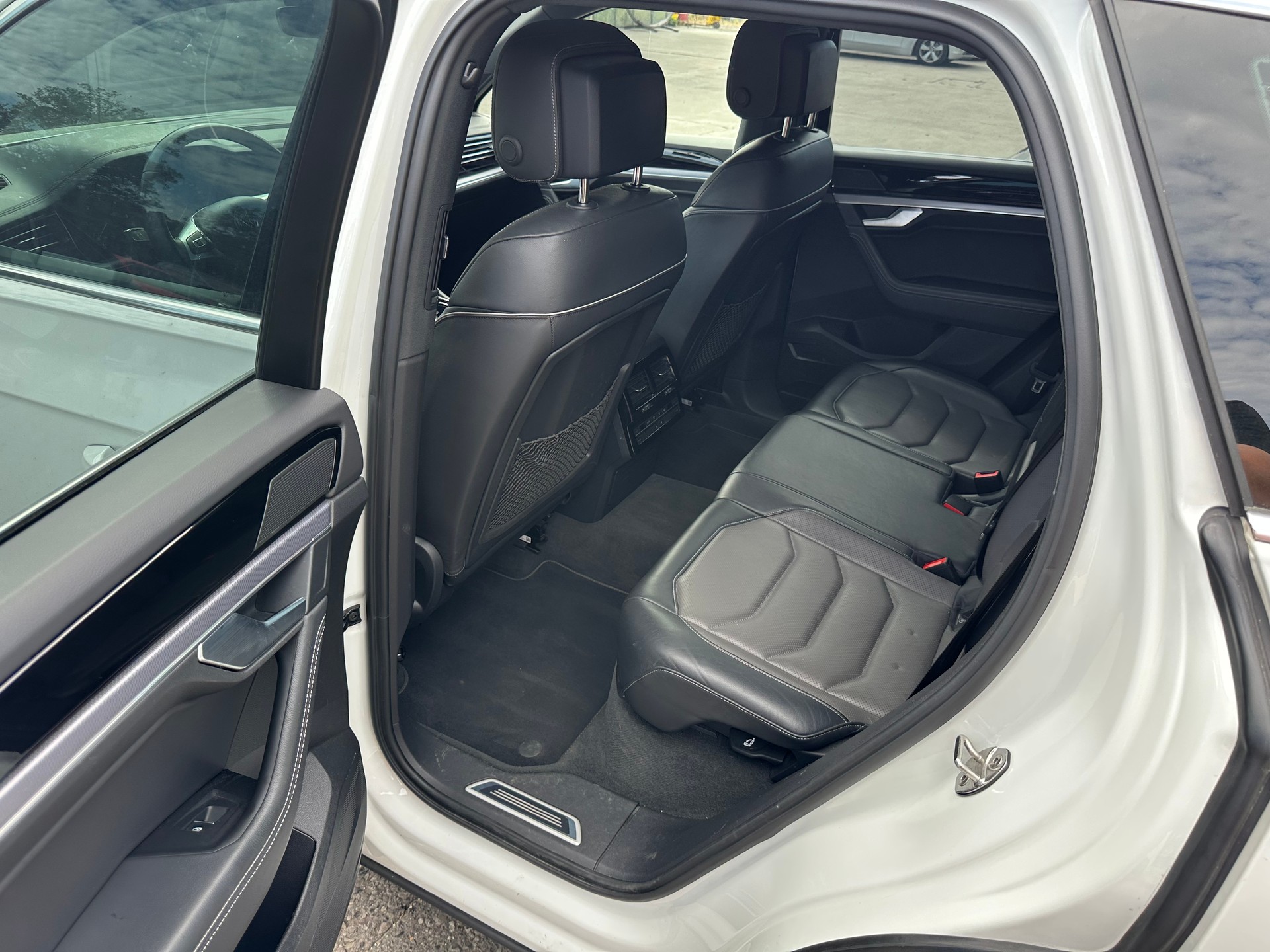 VW Touareg 3.0 TDI R Line Tiptronic-image-12