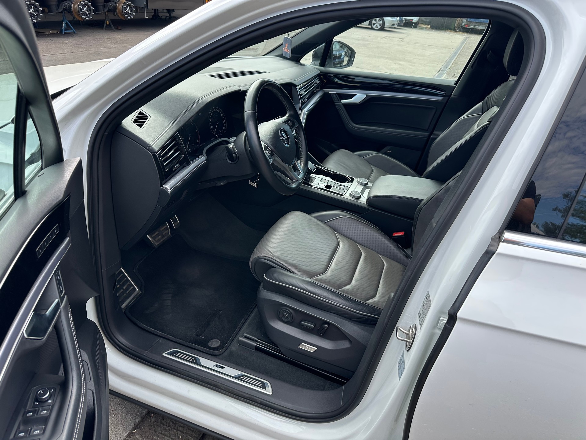 VW Touareg 3.0 TDI R Line Tiptronic-image-9
