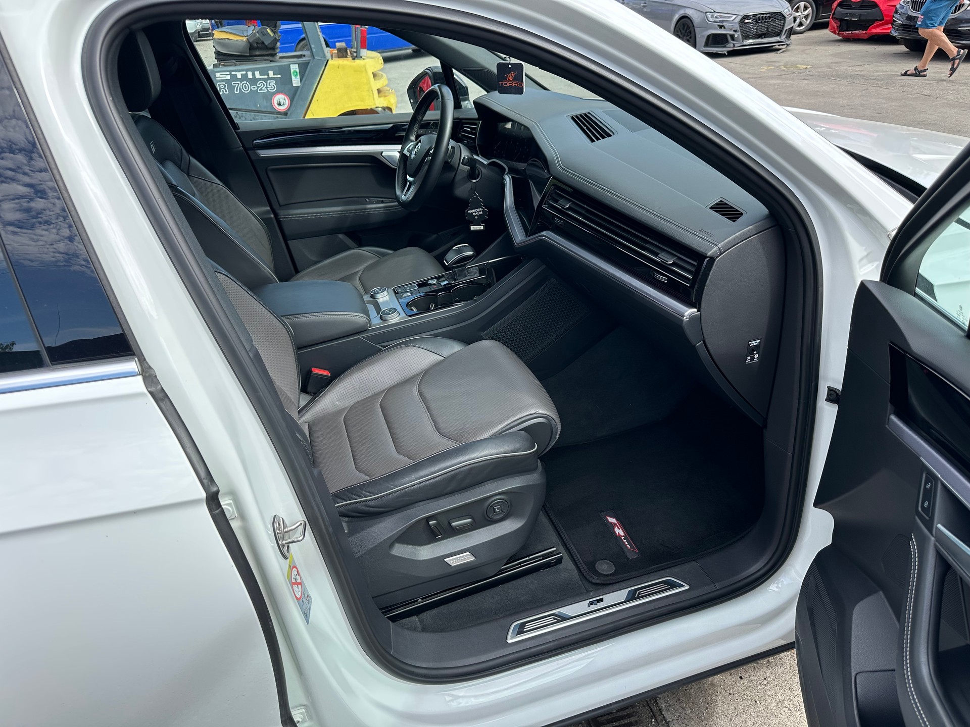 VW Touareg 3.0 TDI R Line Tiptronic-image-13