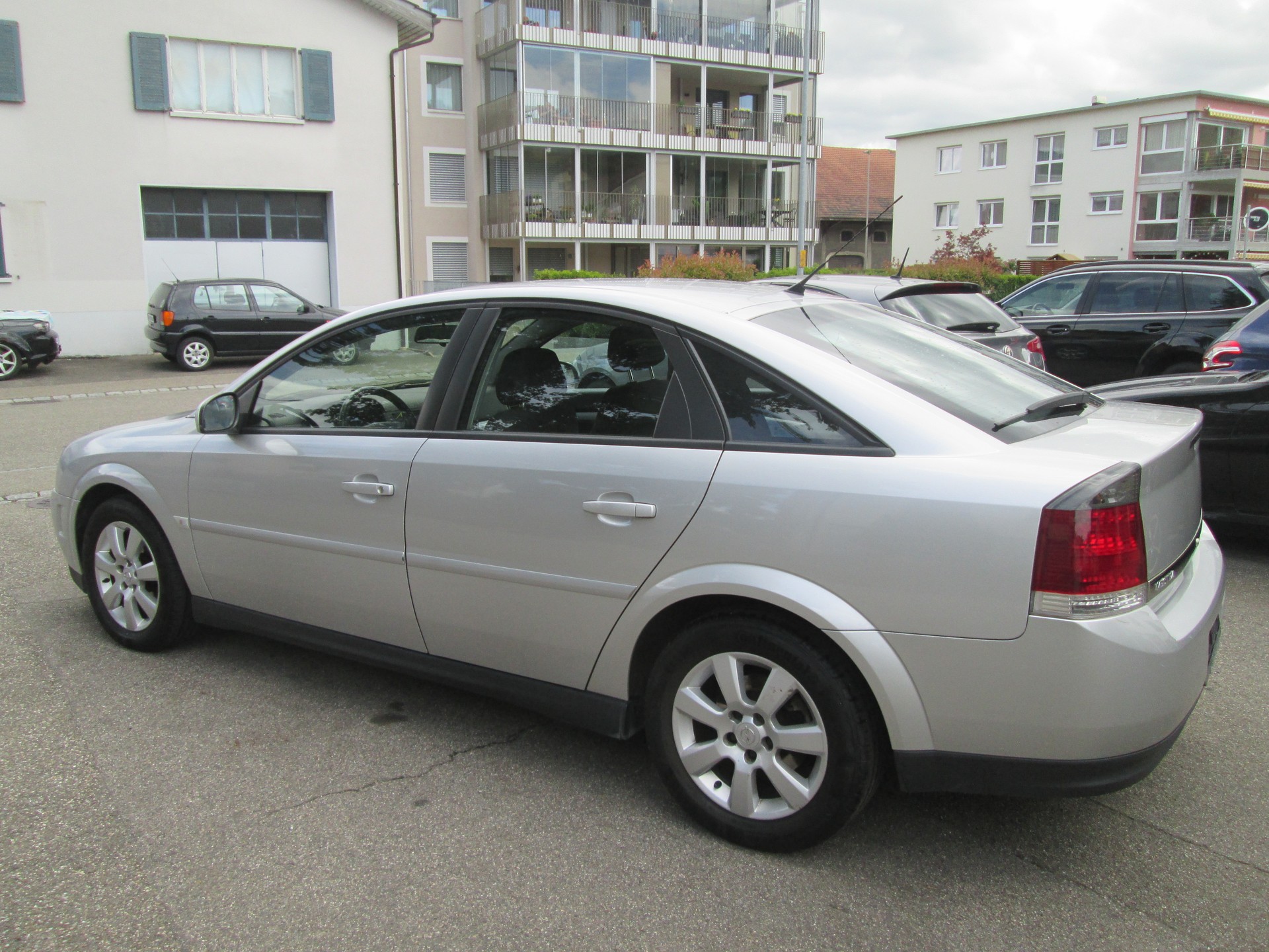 OPEL Vectra 2.2 Design Edition-image-2