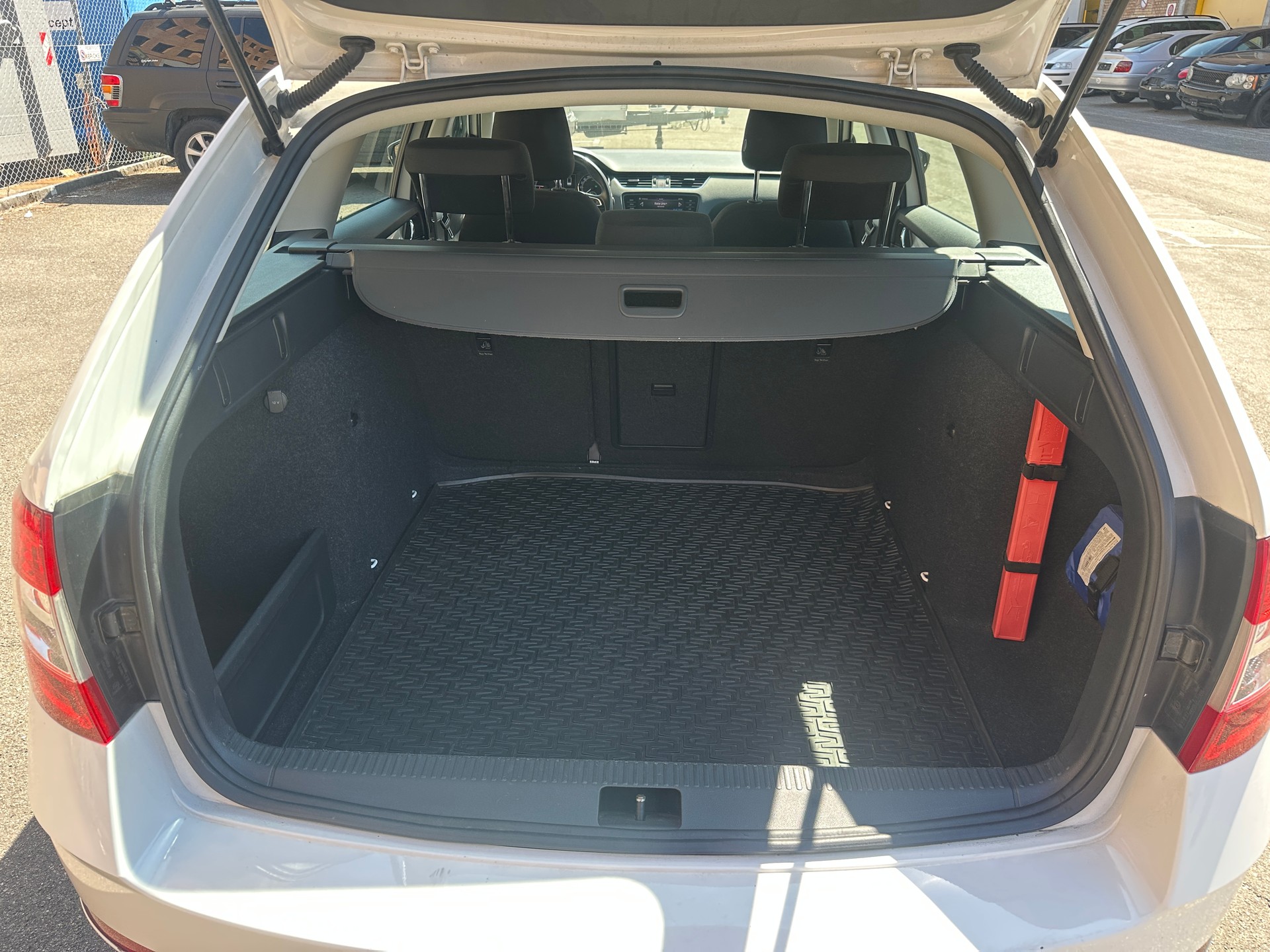 SKODA Octavia Combi 2.0 TDI Style DSG-image-12