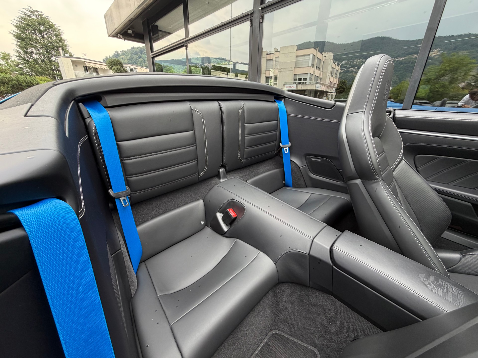 PORSCHE 911 Carrera 4 GTS Cabriolet PDK-image-18