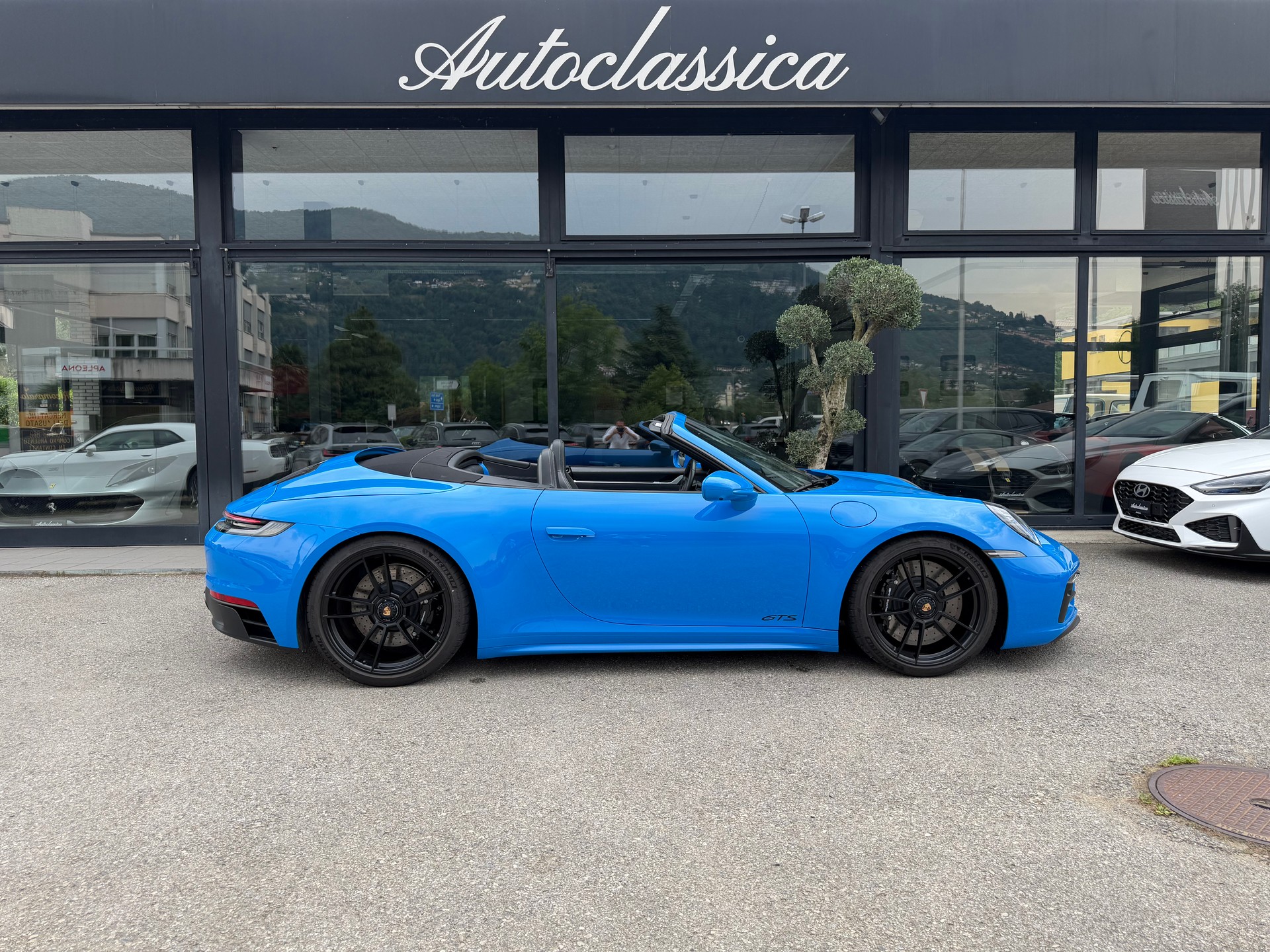 PORSCHE 911 Carrera 4 GTS Cabriolet PDK-image-3