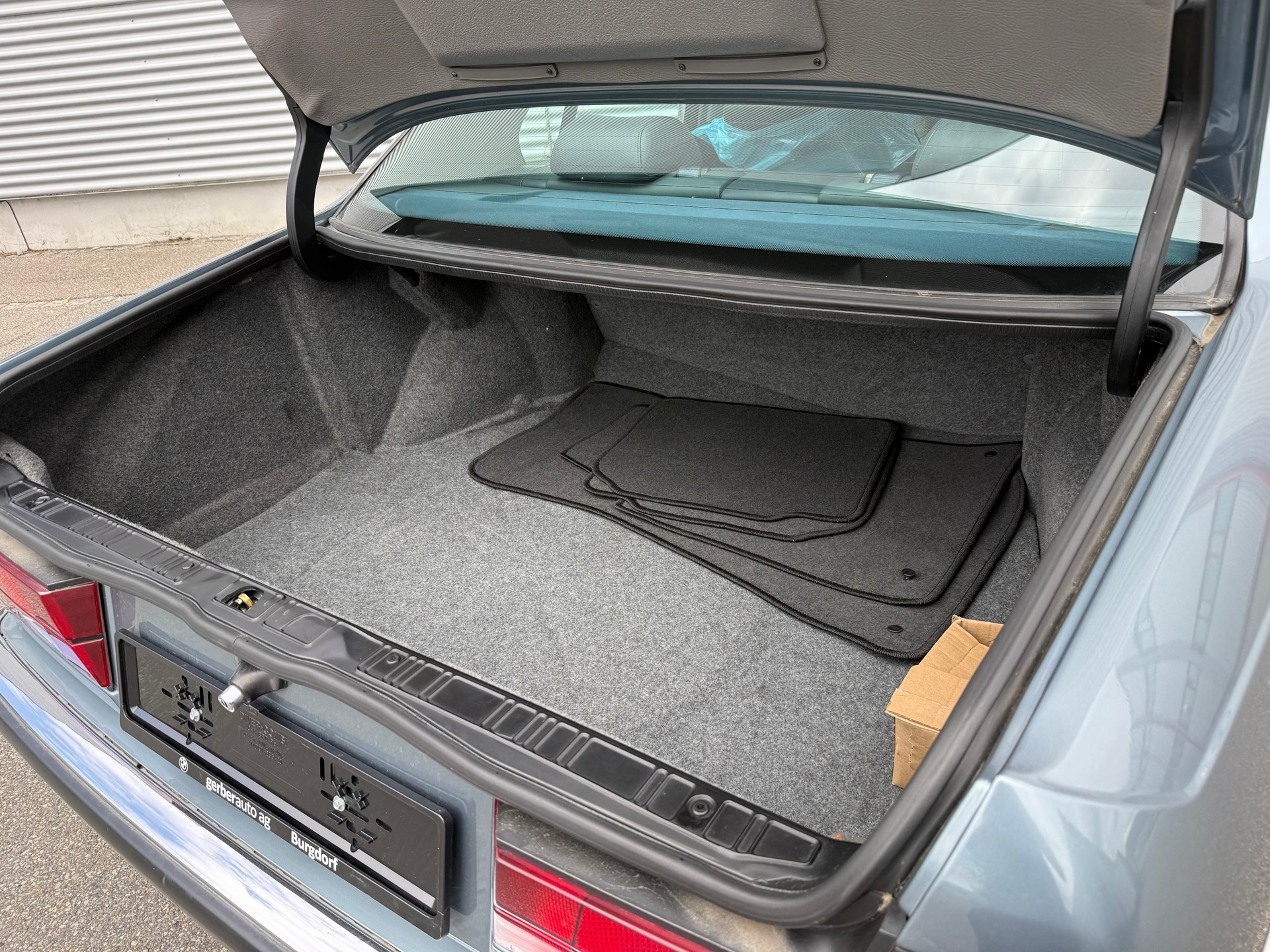 BMW 735i-image-3