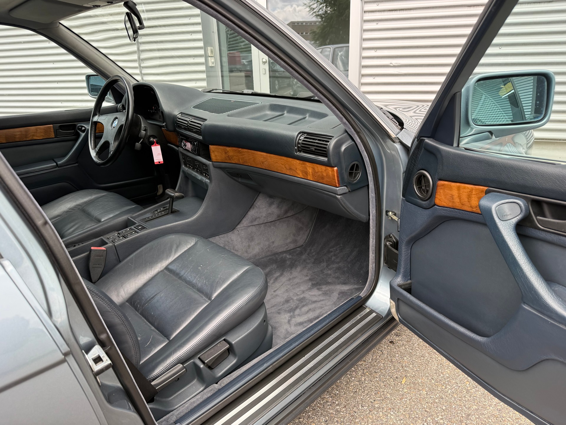 BMW 735i-image-4