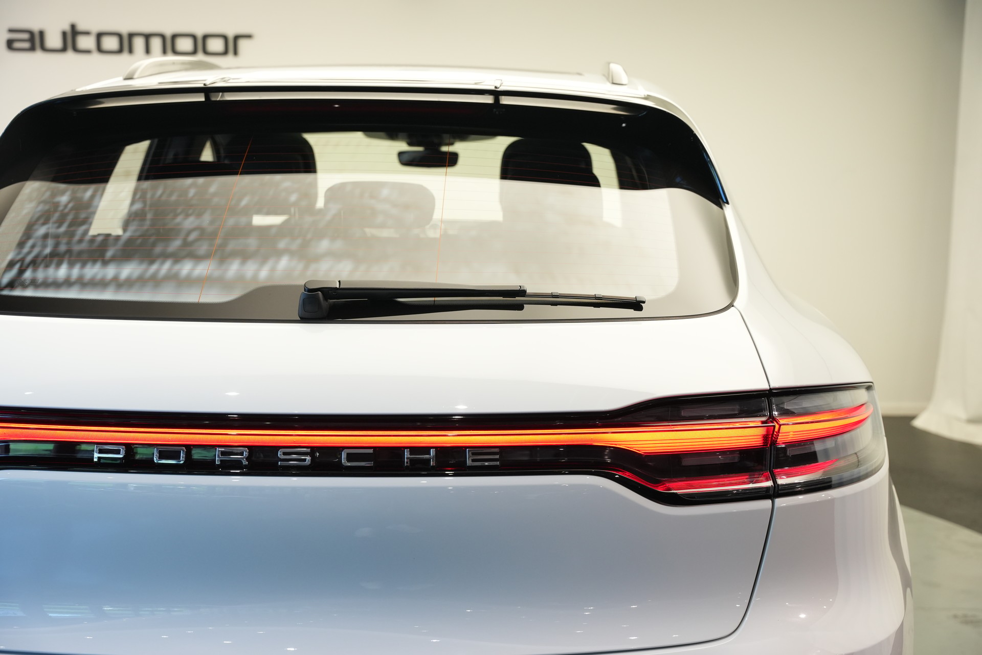 PORSCHE Macan Turbo PDK *CH-Fahrzeug* *Keramik* *Burmester* *Panorama*-image-33