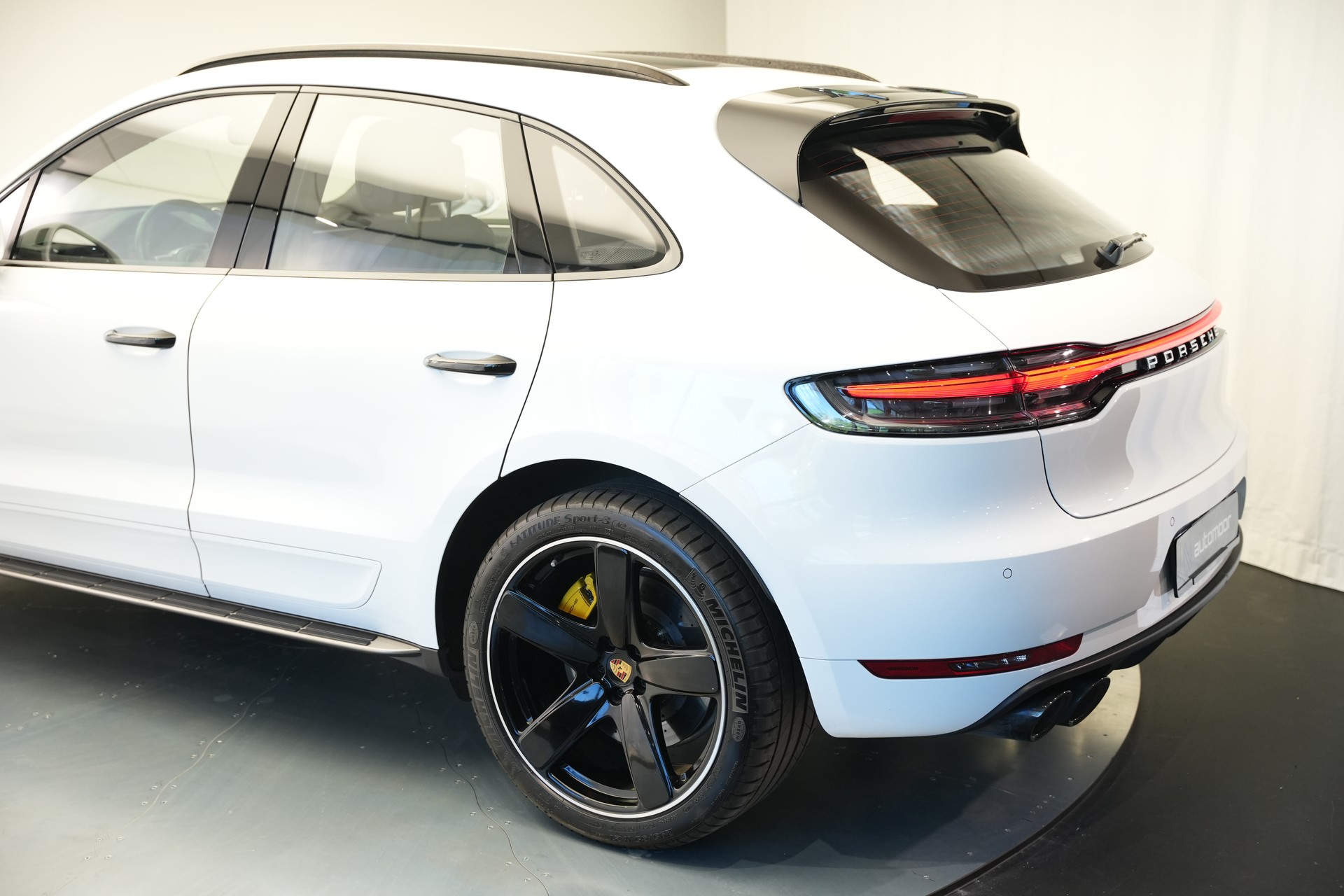 PORSCHE Macan Turbo PDK *CH-Fahrzeug* *Keramik* *Burmester* *Panorama*-image-37