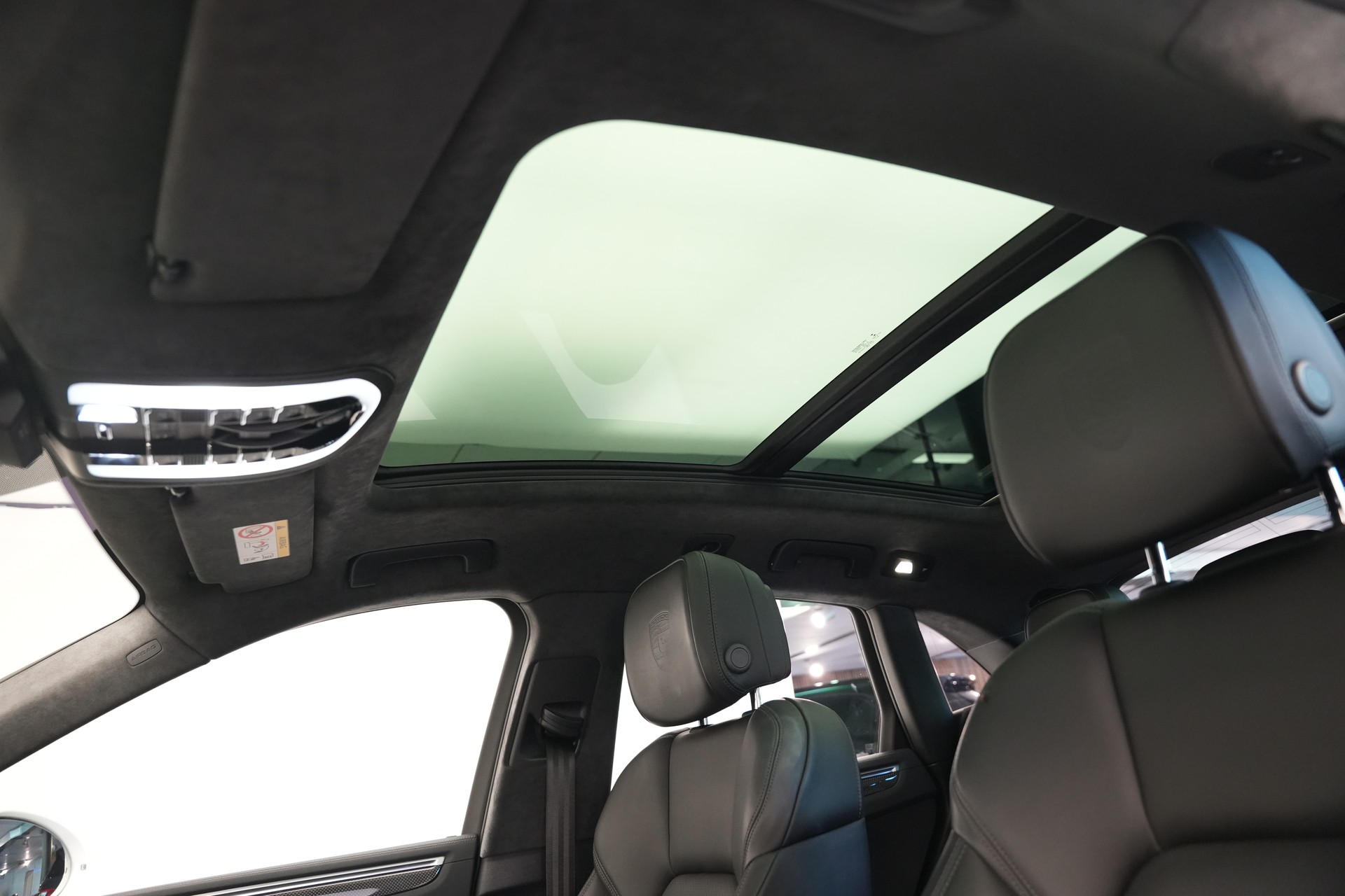 PORSCHE Macan Turbo PDK *CH-Fahrzeug* *Keramik* *Burmester* *Panorama*-image-31