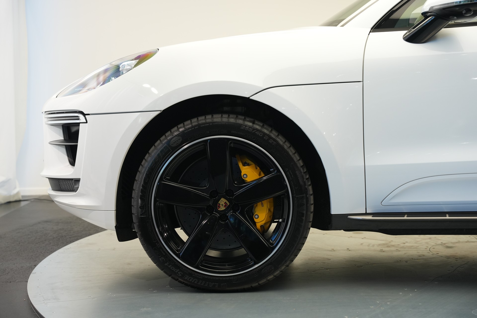 PORSCHE Macan Turbo PDK *CH-Fahrzeug* *Keramik* *Burmester* *Panorama*-image-38