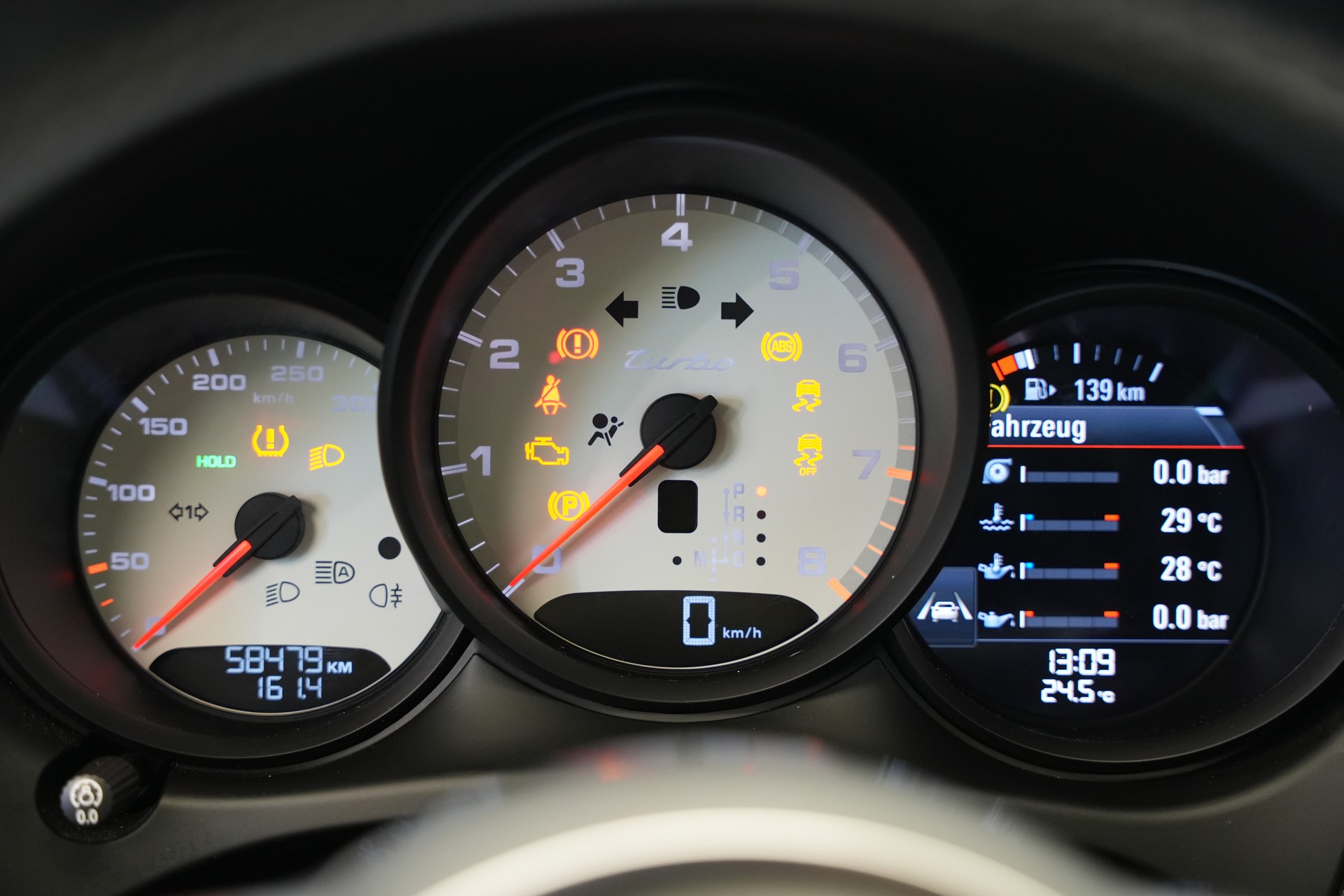 PORSCHE Macan Turbo PDK *CH-Fahrzeug* *Keramik* *Burmester* *Panorama*-image-24