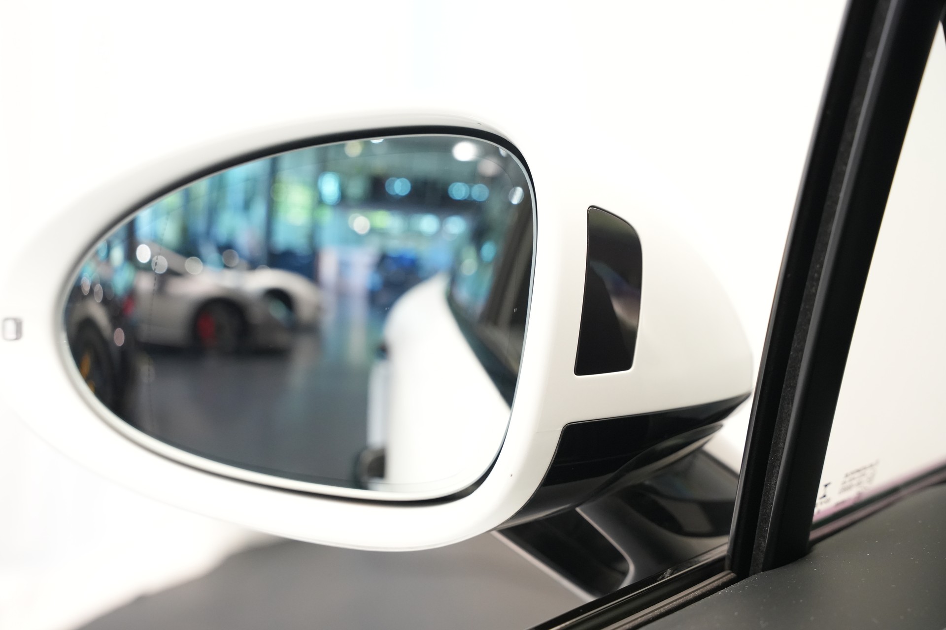 PORSCHE Macan Turbo PDK *CH-Fahrzeug* *Keramik* *Burmester* *Panorama*-image-22