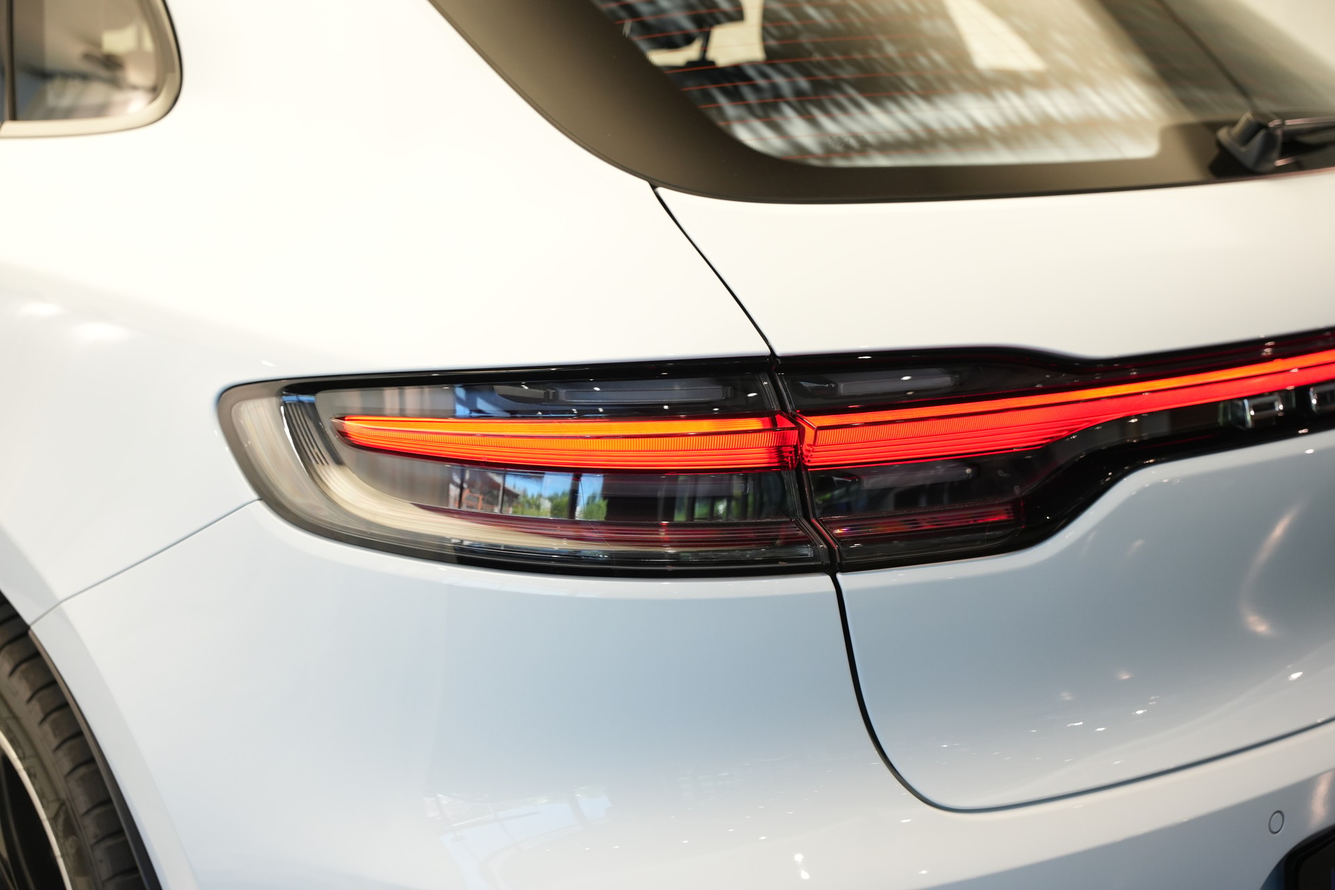 PORSCHE Macan Turbo PDK *CH-Fahrzeug* *Keramik* *Burmester* *Panorama*-image-34