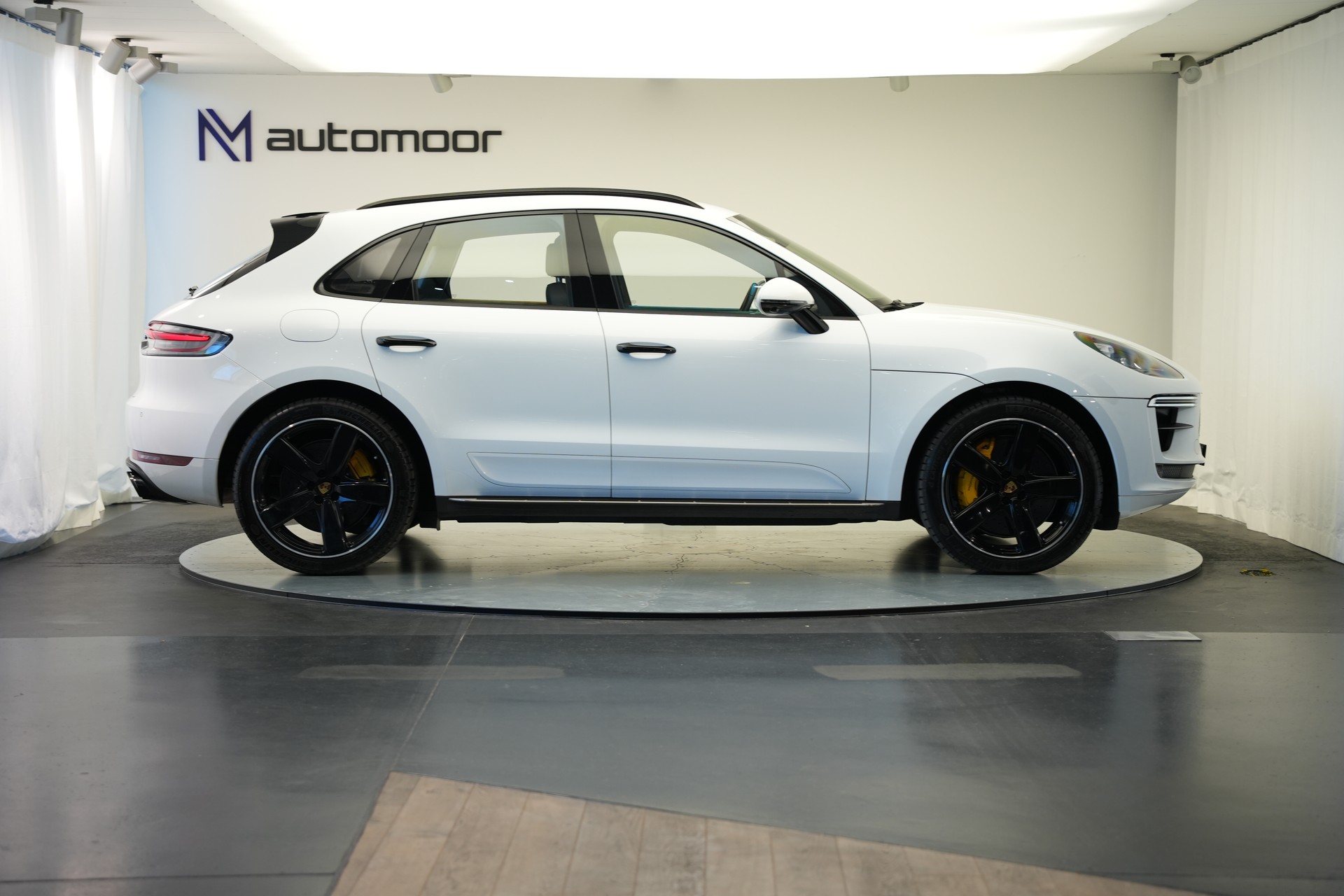 PORSCHE Macan Turbo PDK *CH-Fahrzeug* *Keramik* *Burmester* *Panorama*-image-3