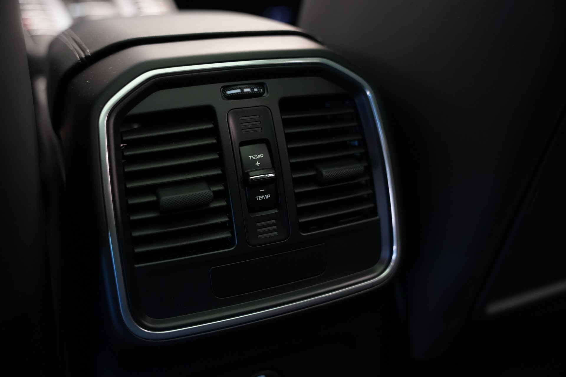 PORSCHE Macan Turbo PDK *CH-Fahrzeug* *Keramik* *Burmester* *Panorama*-image-32