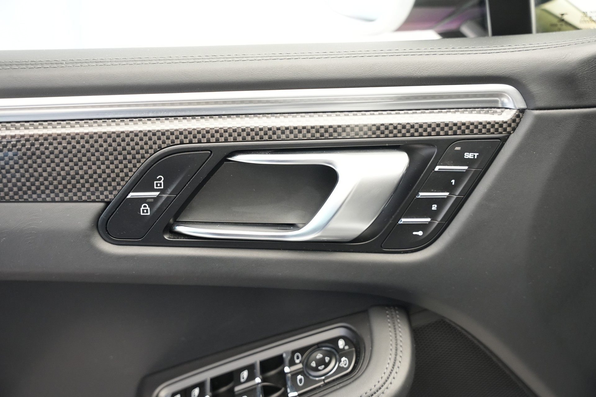 PORSCHE Macan Turbo PDK *CH-Fahrzeug* *Keramik* *Burmester* *Panorama*-image-16