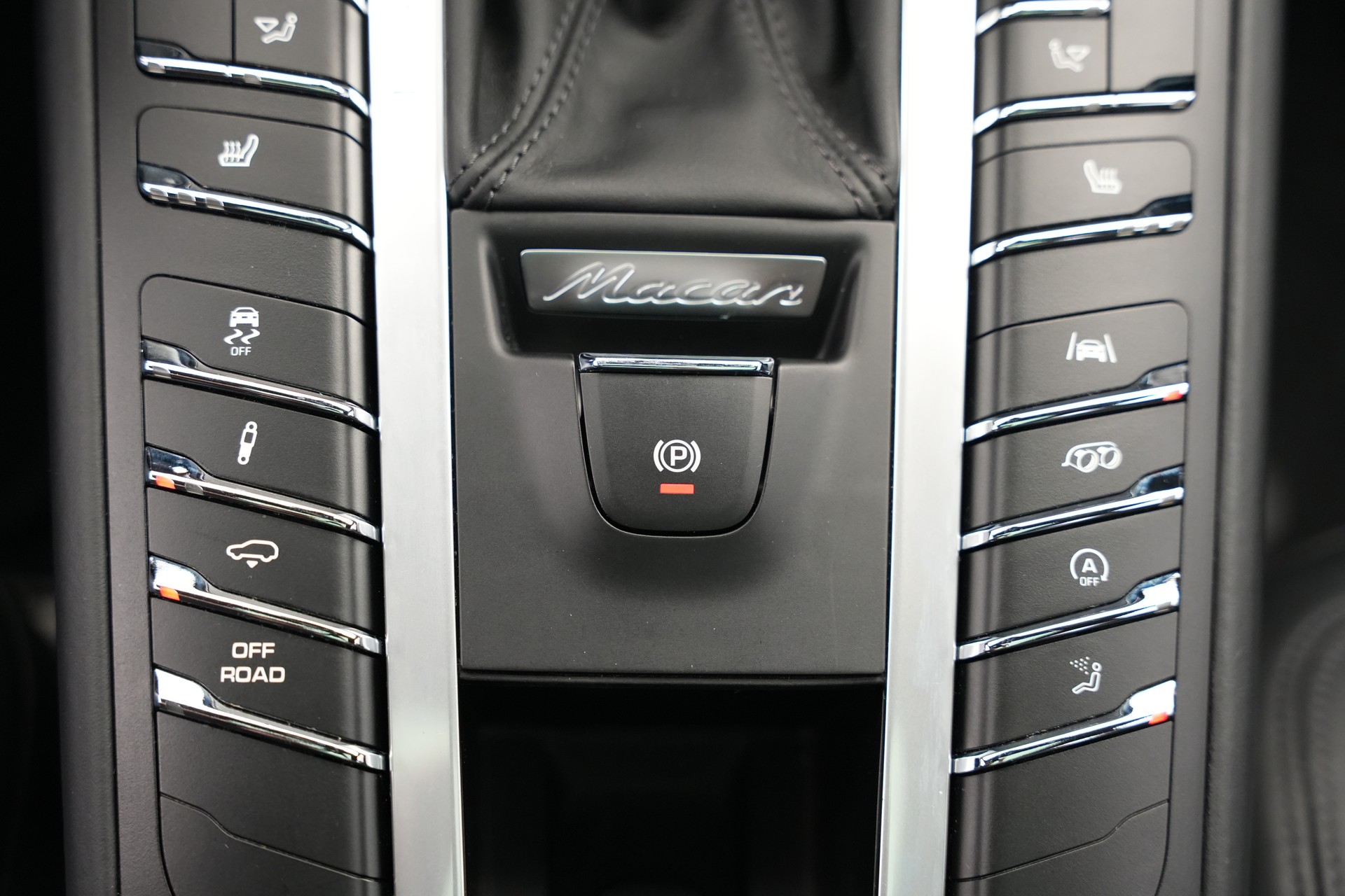 PORSCHE Macan Turbo PDK *CH-Fahrzeug* *Keramik* *Burmester* *Panorama*-image-25