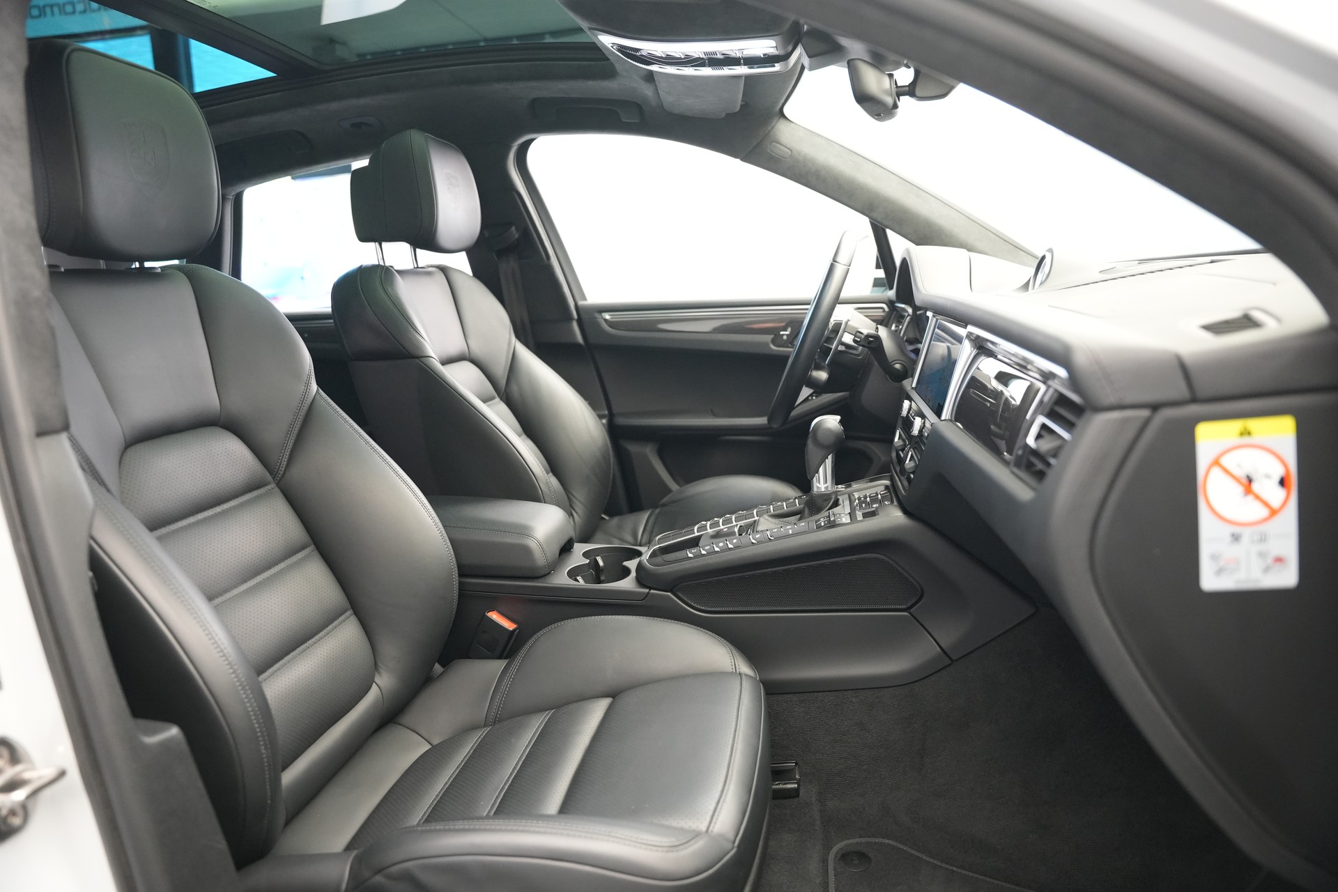 PORSCHE Macan Turbo PDK *CH-Fahrzeug* *Keramik* *Burmester* *Panorama*-image-13