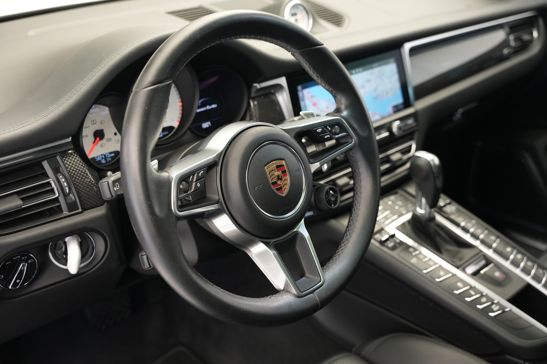 PORSCHE Macan Turbo PDK *CH-Fahrzeug* *Keramik* *Burmester* *Panorama*-image-19