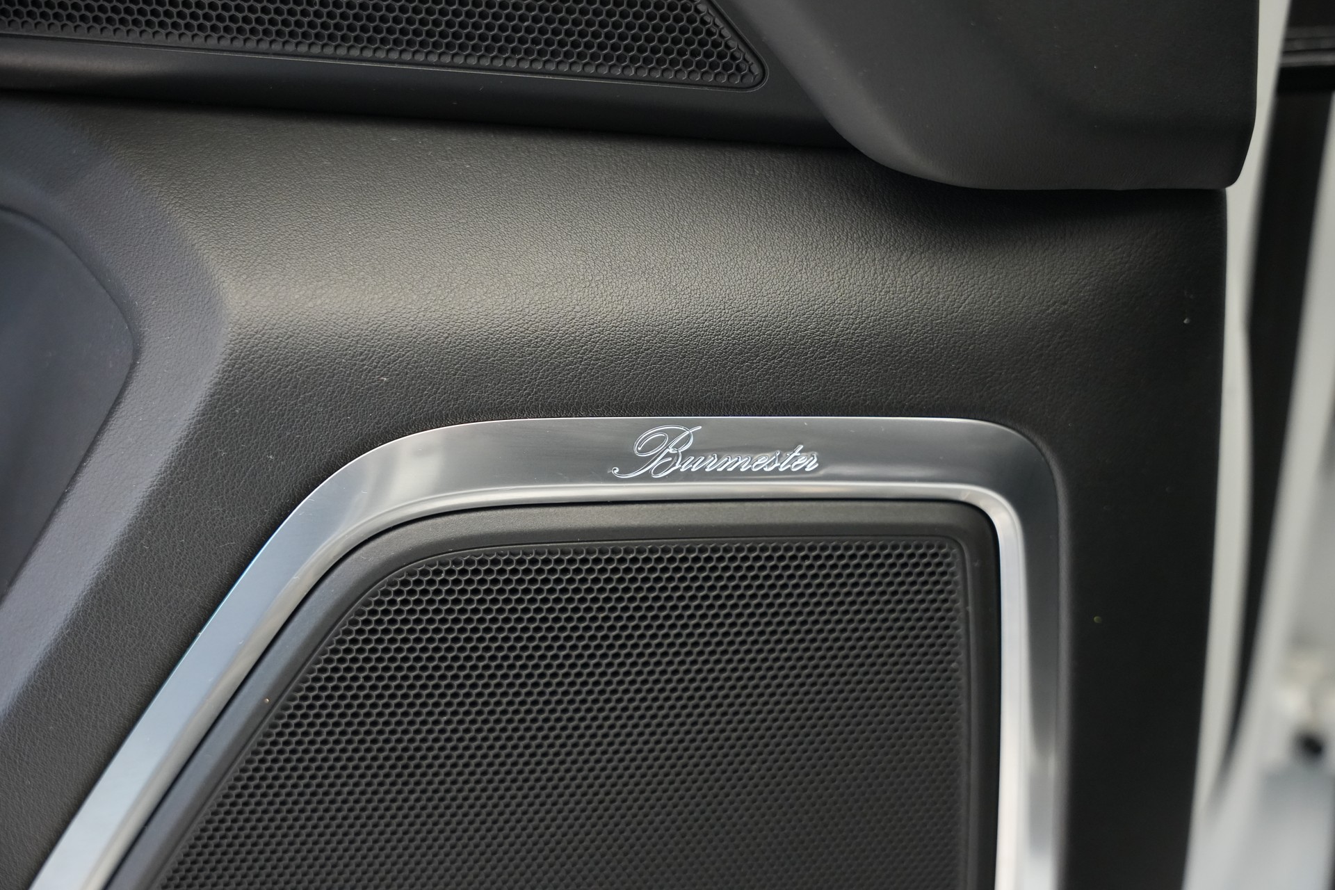 PORSCHE Macan Turbo PDK *CH-Fahrzeug* *Keramik* *Burmester* *Panorama*-image-17