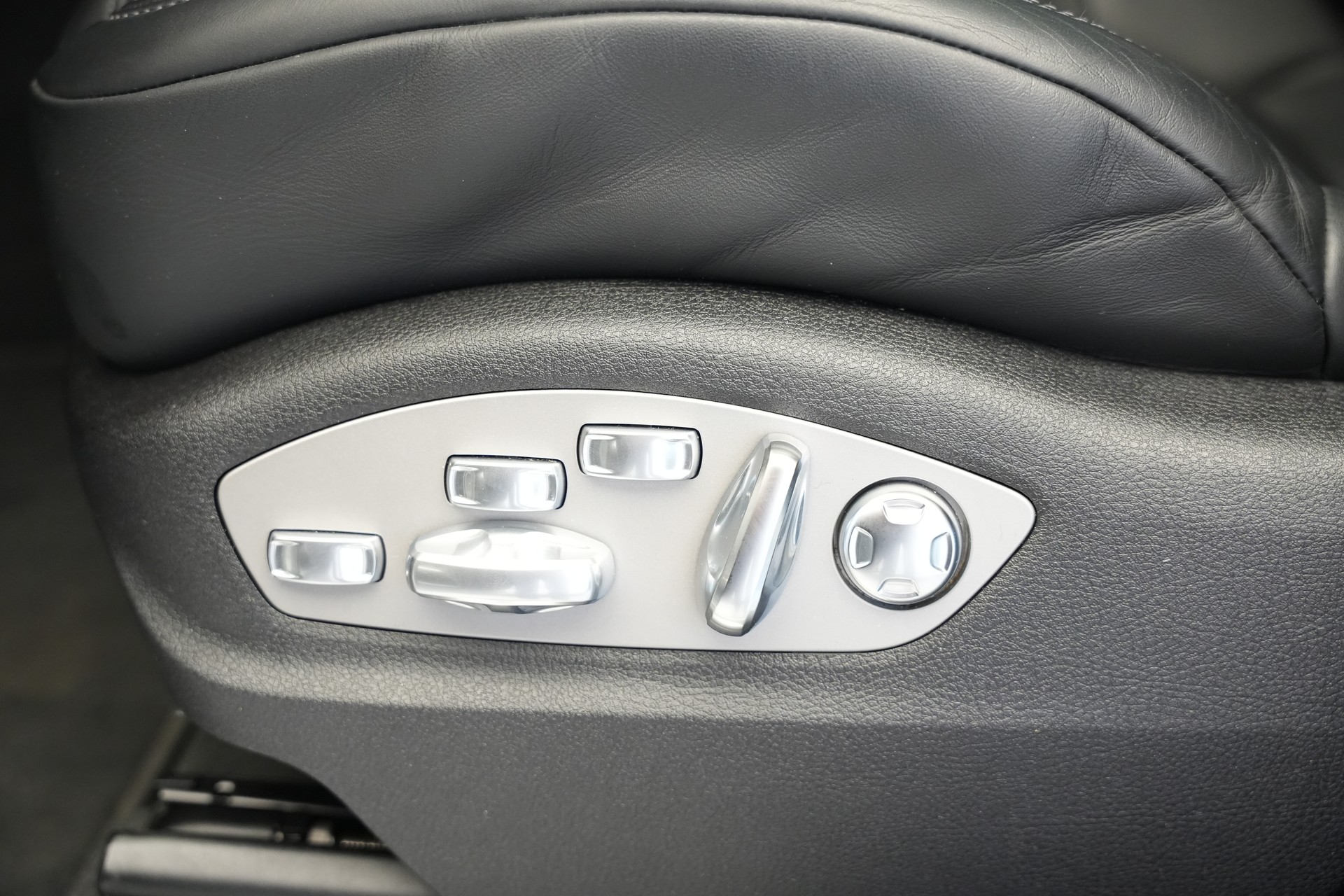 PORSCHE Macan Turbo PDK *CH-Fahrzeug* *Keramik* *Burmester* *Panorama*-image-18