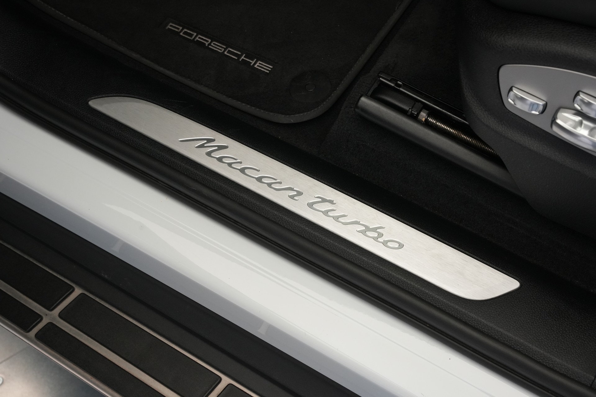 PORSCHE Macan Turbo PDK *CH-Fahrzeug* *Keramik* *Burmester* *Panorama*-image-30