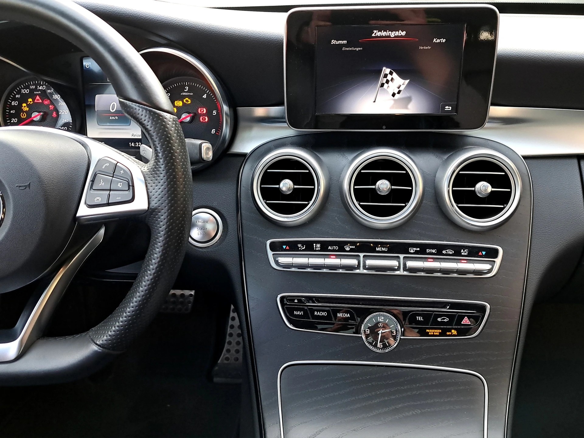 MERCEDES-BENZ C 220 d AMG Line 4Matic 7G-Tronic-image-9