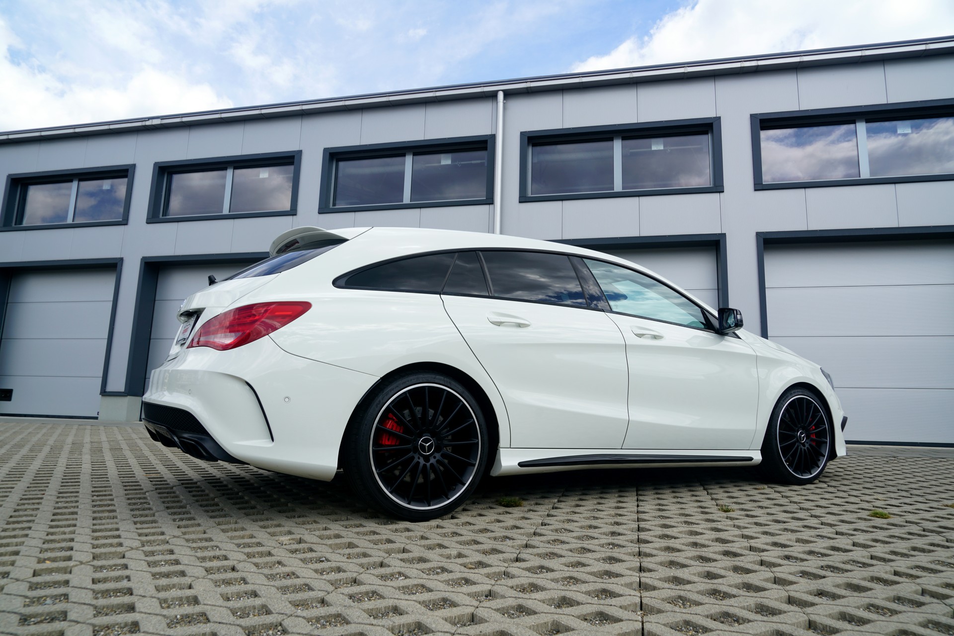 MERCEDES-BENZ CLA Shooting Brake 45 AMG 4Matic Speedshift (CH)-image-1