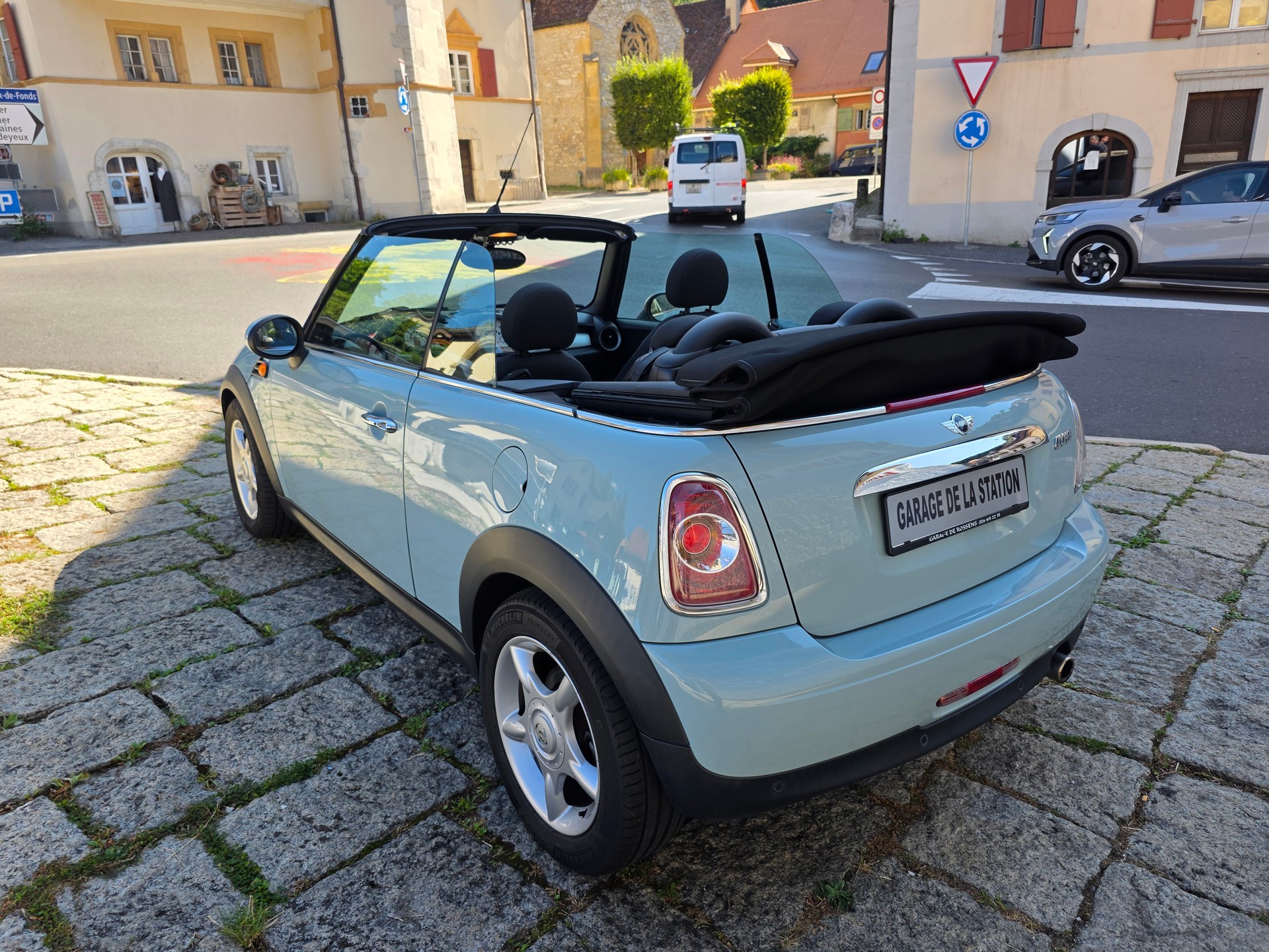 MINI Cooper Cabriolet-image-7