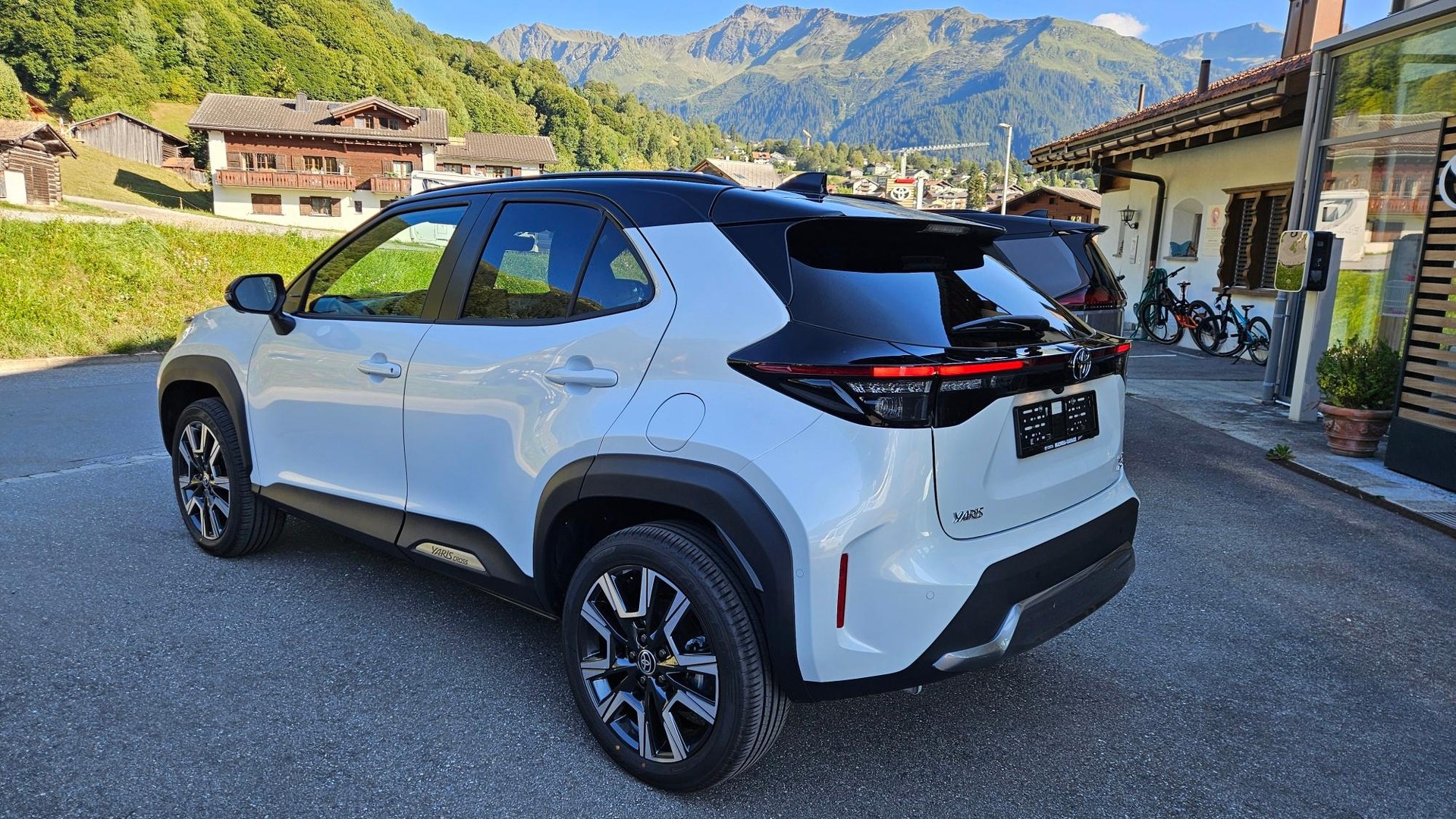 TOYOTA Yaris Cross 1.5 VVT-i HSD Premium AWD-i-image-3
