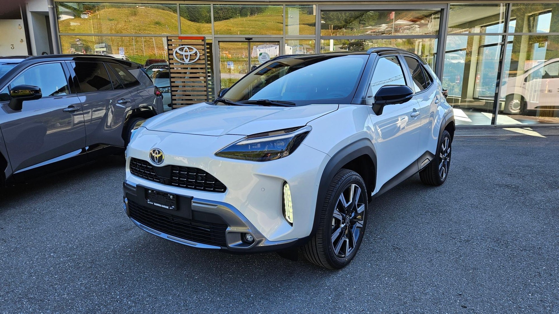 TOYOTA Yaris Cross 1.5 VVT-i HSD Premium AWD-i-image-0