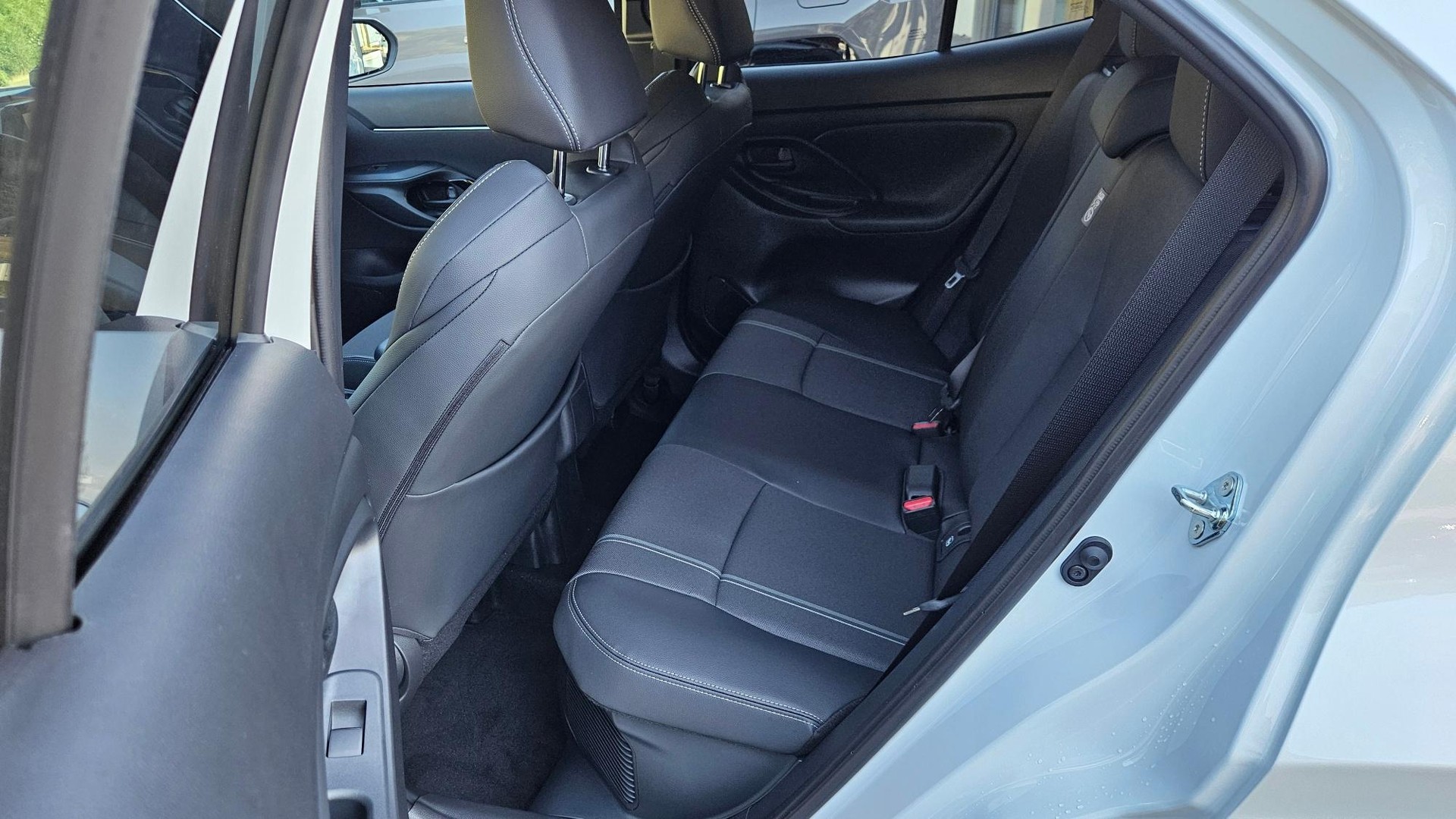 TOYOTA Yaris Cross 1.5 VVT-i HSD Premium AWD-i-image-5