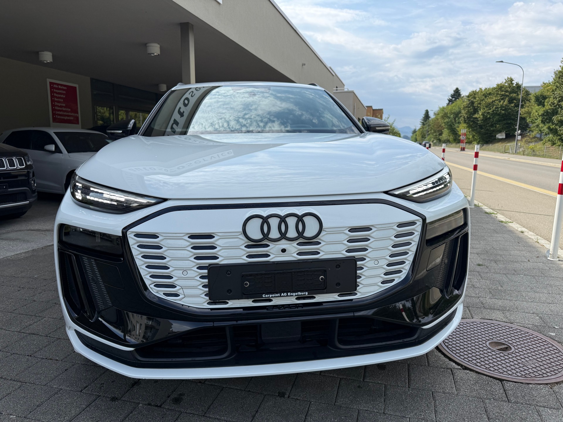 AUDI Q6 e-tron quattro-image-1