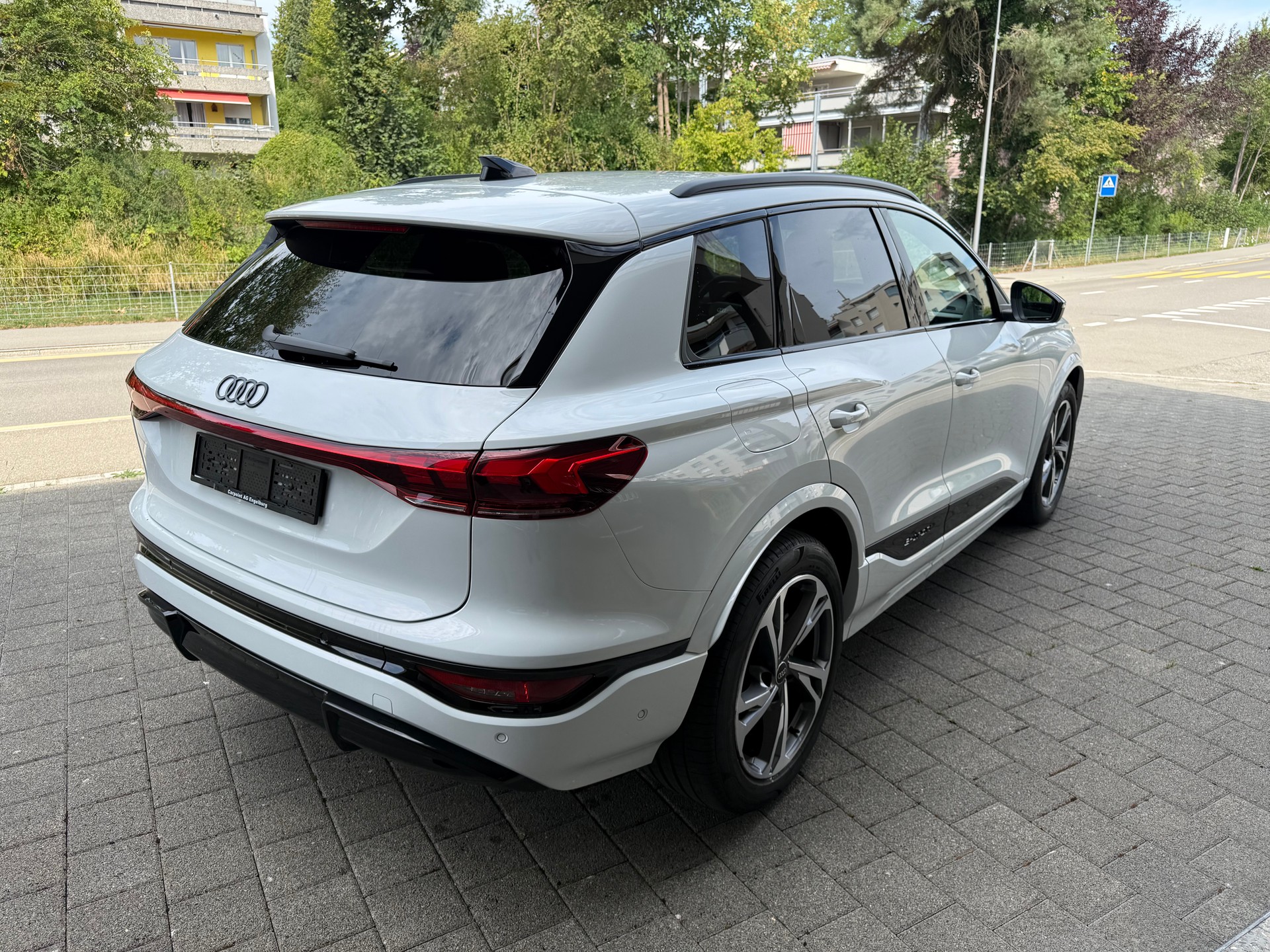 AUDI Q6 e-tron quattro-image-12