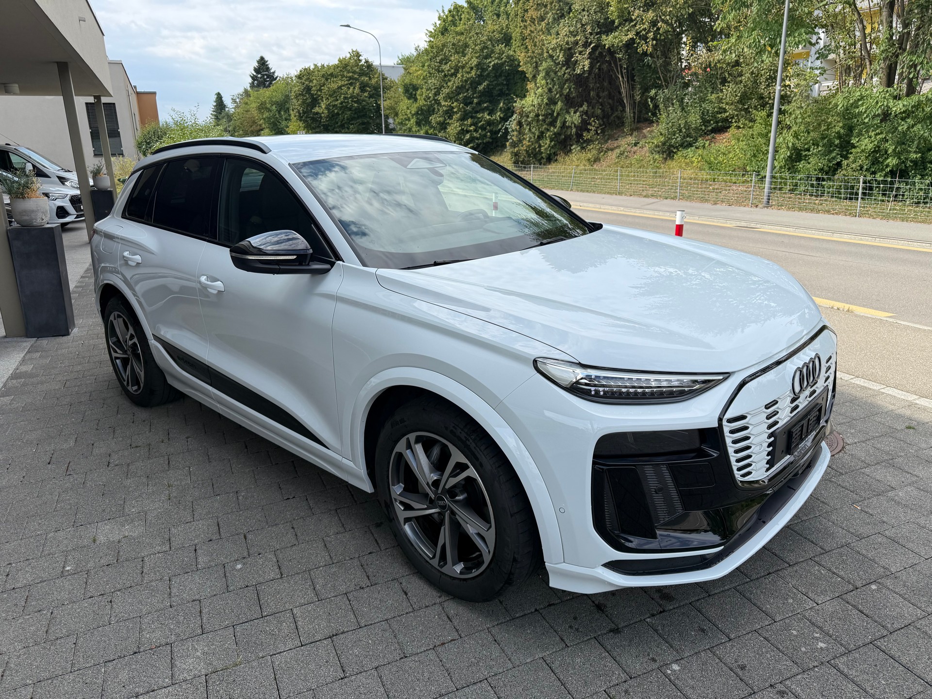 AUDI Q6 e-tron quattro-image-2