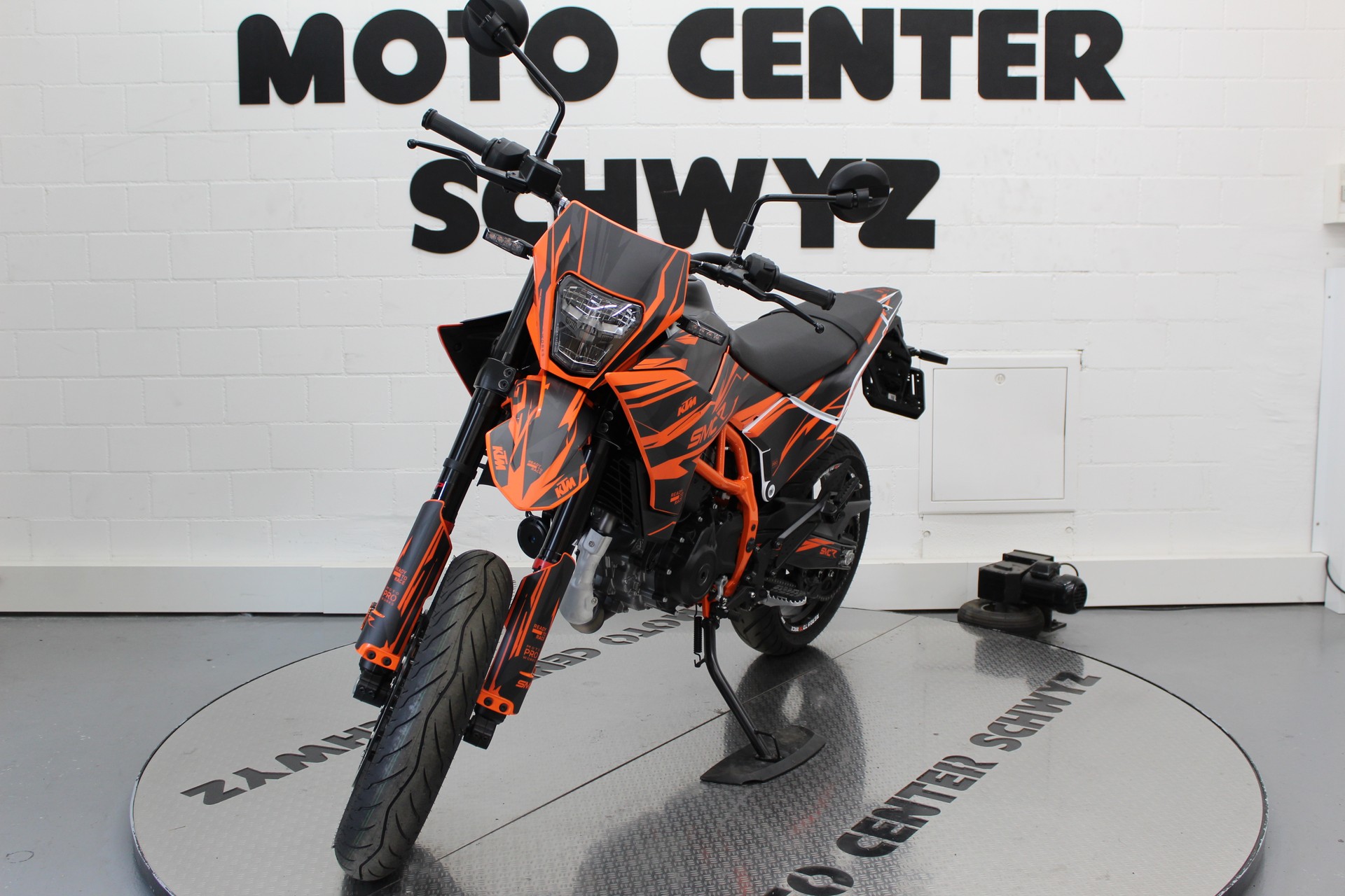 KTM 125 SMC R-showroom-element-3