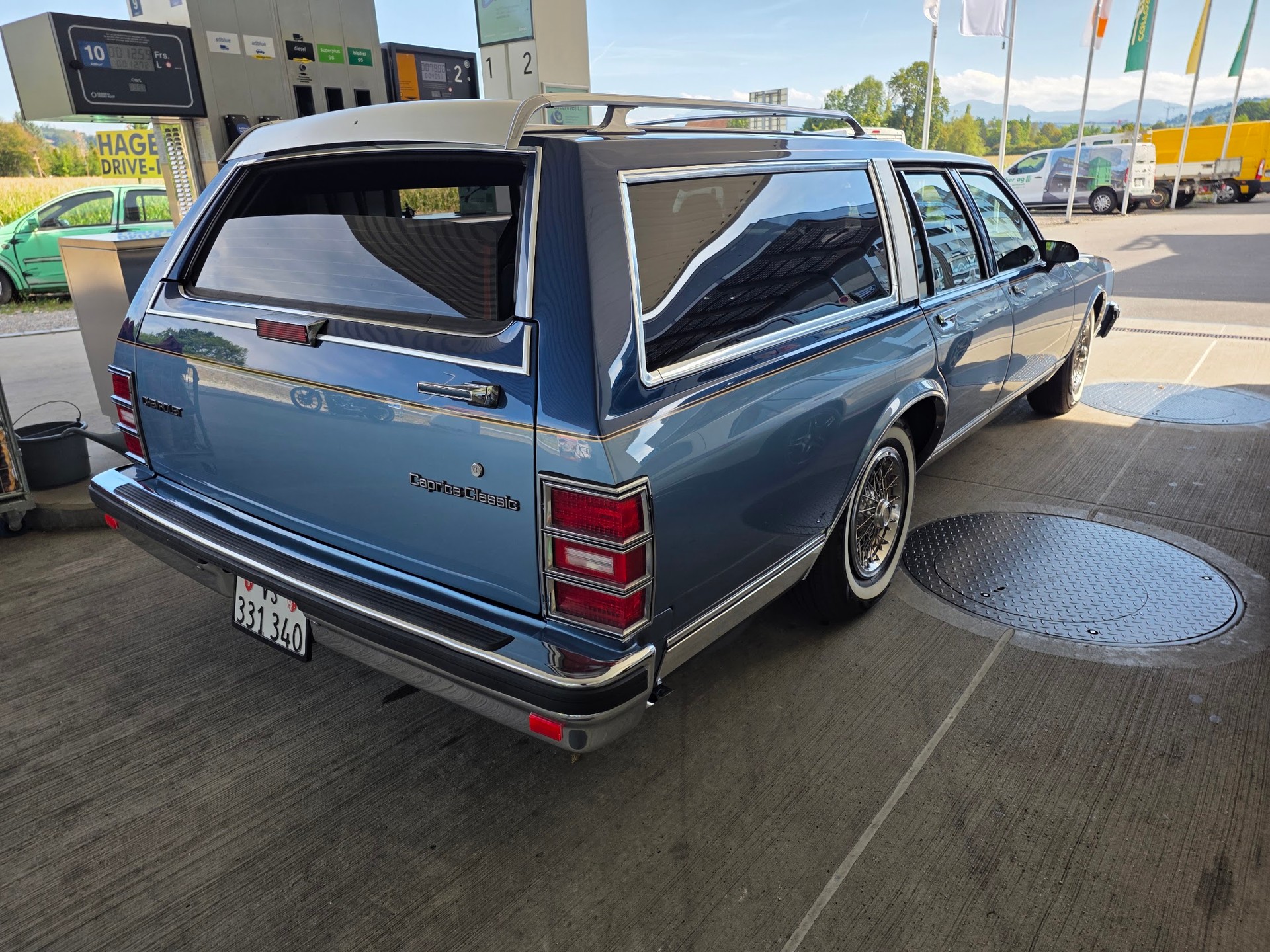 CHEVROLET 5.0 V8 Brougham Sedan-image-2