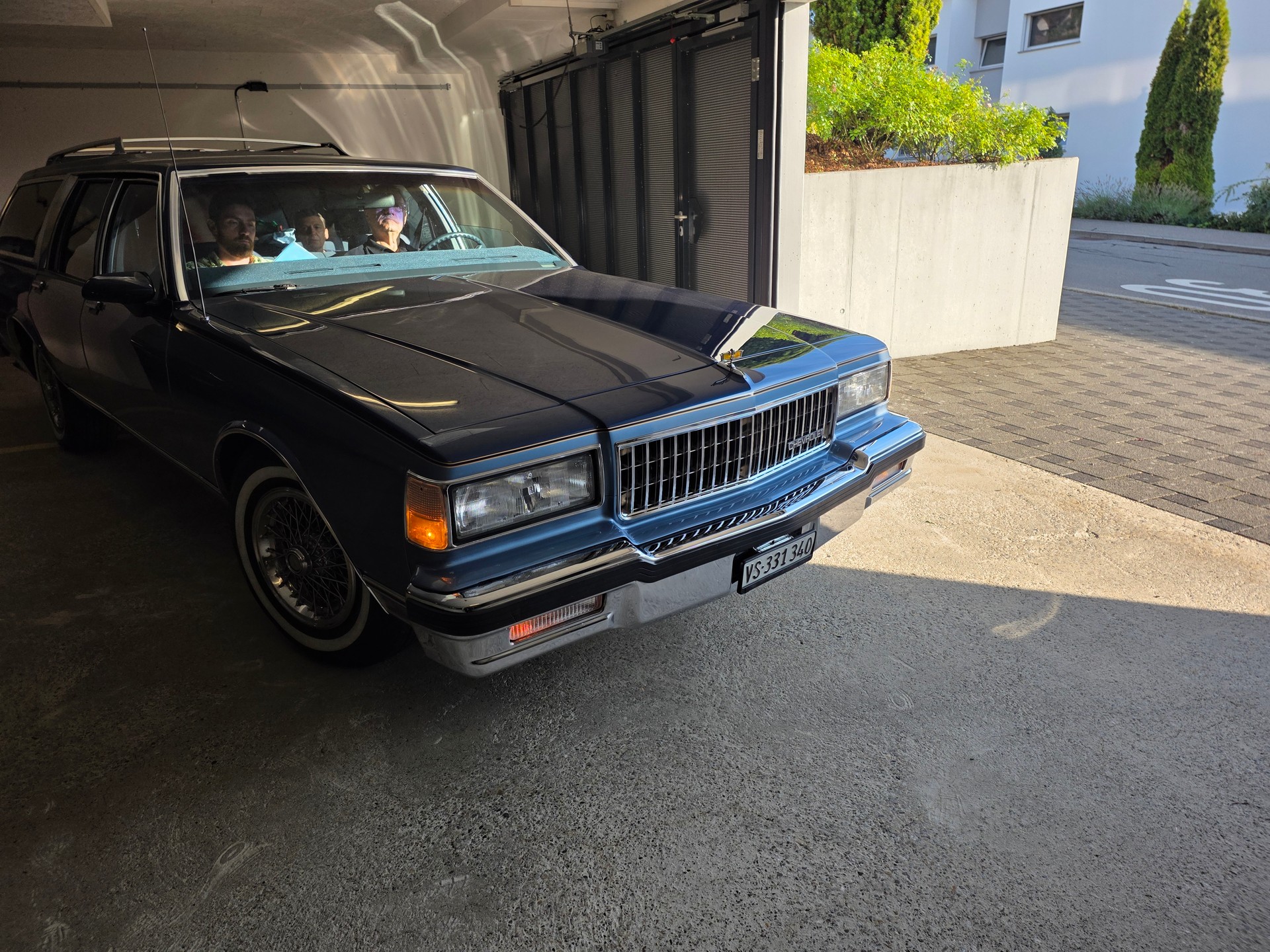 CHEVROLET 5.0 V8 Brougham Sedan-image-4