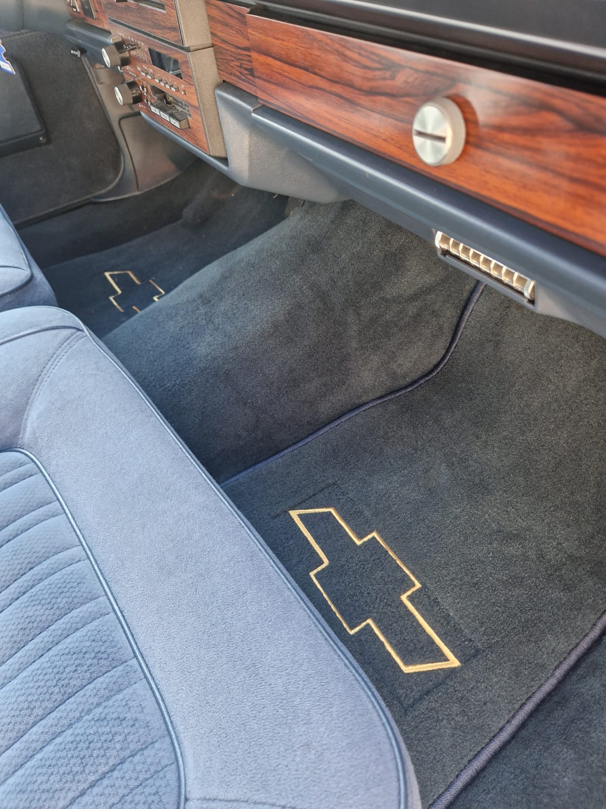 CHEVROLET 5.0 V8 Brougham Sedan-image-11