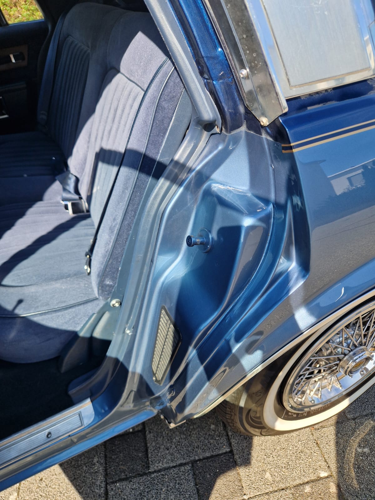CHEVROLET 5.0 V8 Brougham Sedan-image-13