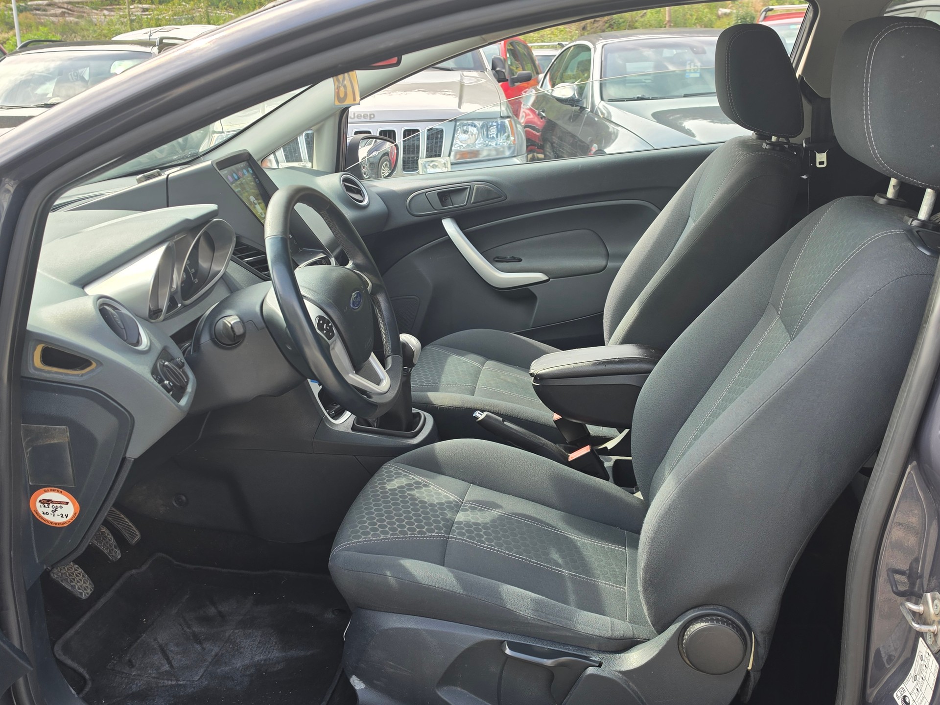 FORD Fiesta 1.6 16V Titanium-image-8