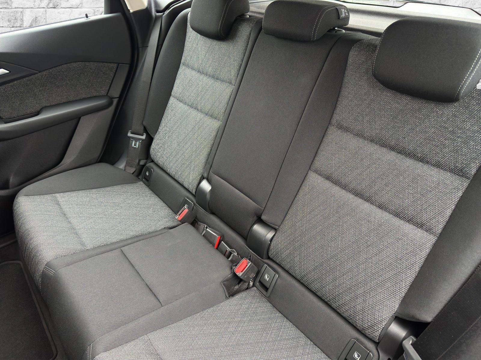 BMW 225e xDrive Active Tourer-image-12