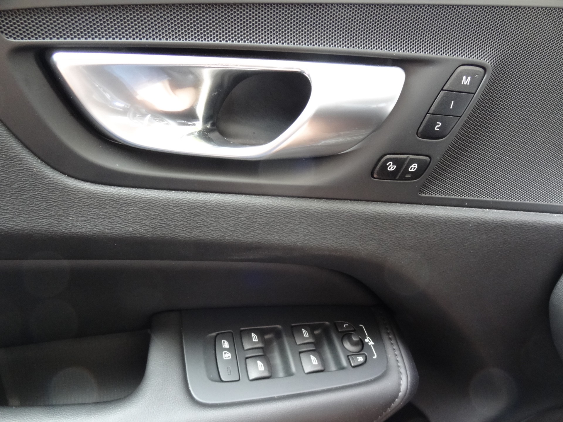 VOLVO XC60 B5 Benzin Mild Hybrid AWD Plus Dark Geartronic-image-22