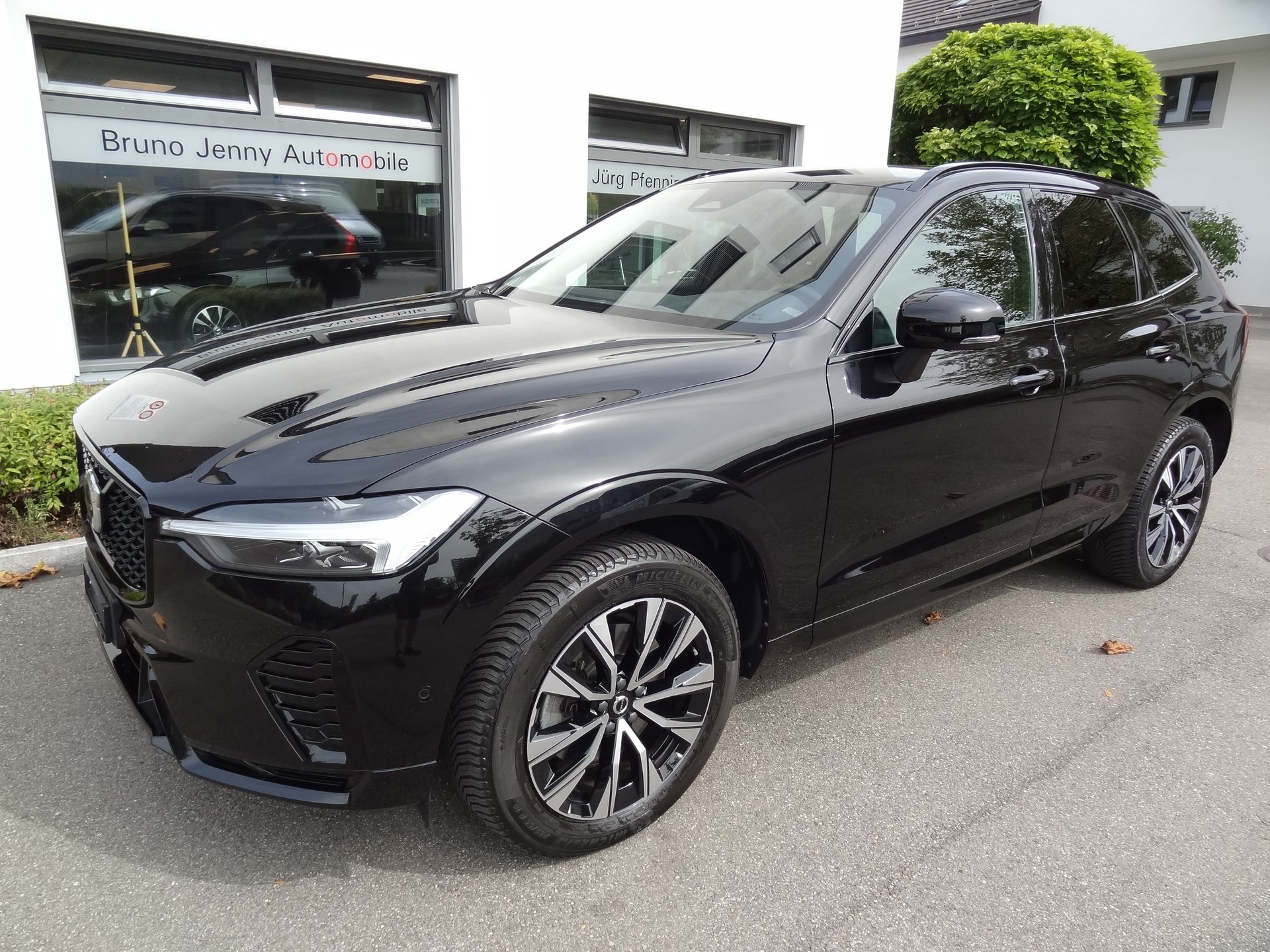 VOLVO XC60 B5 Benzin Mild Hybrid AWD Plus Dark Geartronic-image-0