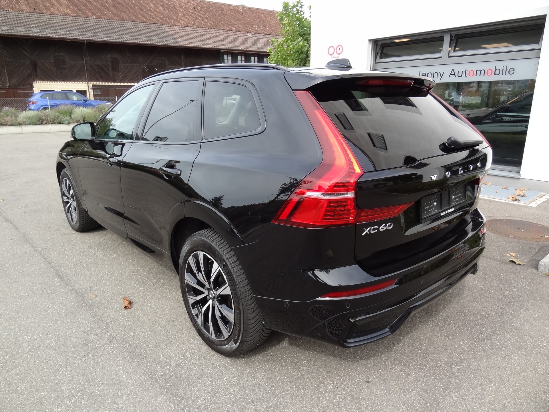 VOLVO XC60 B5 Benzin Mild Hybrid AWD Plus Dark Geartronic-image-3
