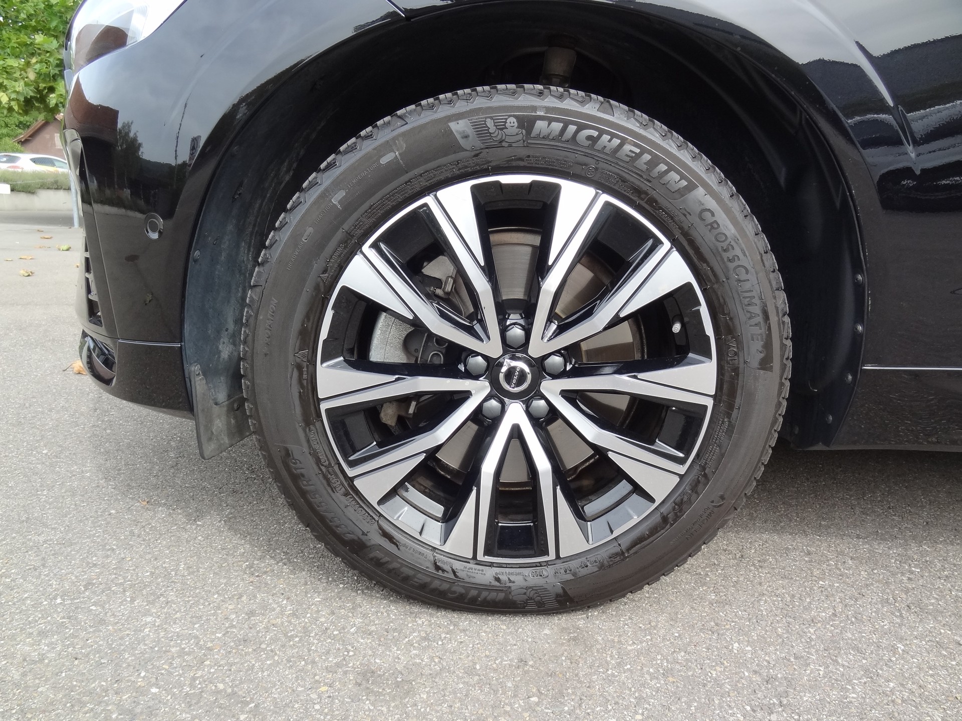 VOLVO XC60 B5 Benzin Mild Hybrid AWD Plus Dark Geartronic-image-2