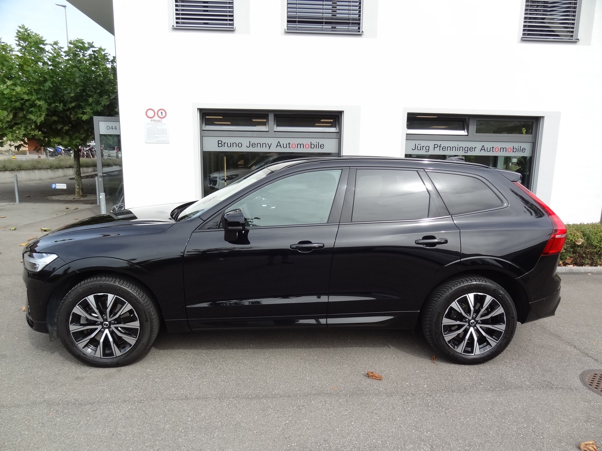 VOLVO XC60 B5 Benzin Mild Hybrid AWD Plus Dark Geartronic-image-1